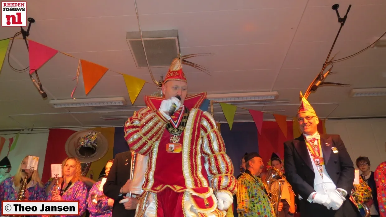 vrqijd8fvnasm06ngdit99tv4 2014 02 28 roncallischool carnaval met de narrenkap007