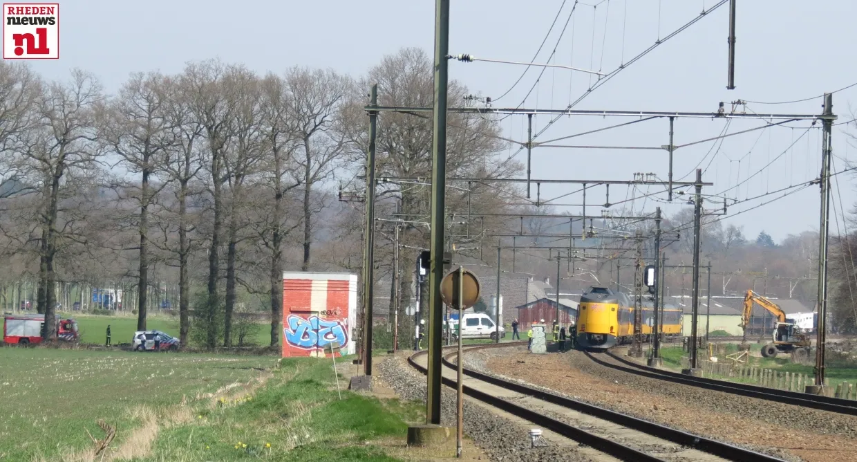 wda0kbwb8iquok44sc5p27bjm 2014 03 28 kapotte bovenleiding trein velp008