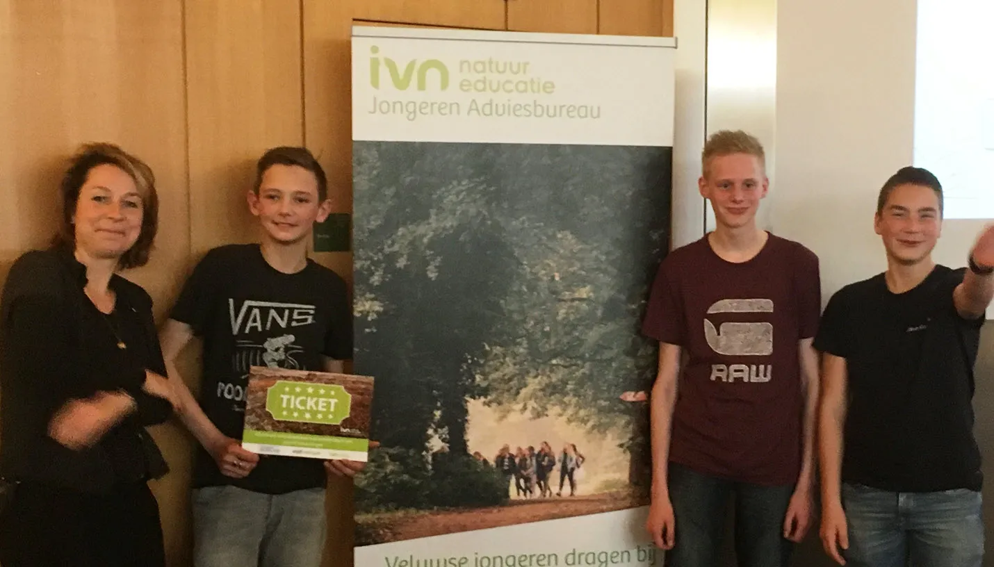 wethouder nicole olland met studenten aeres vmbo velp milan van maanen jamie treep en robin puijman vlnr marjolijn adelaar