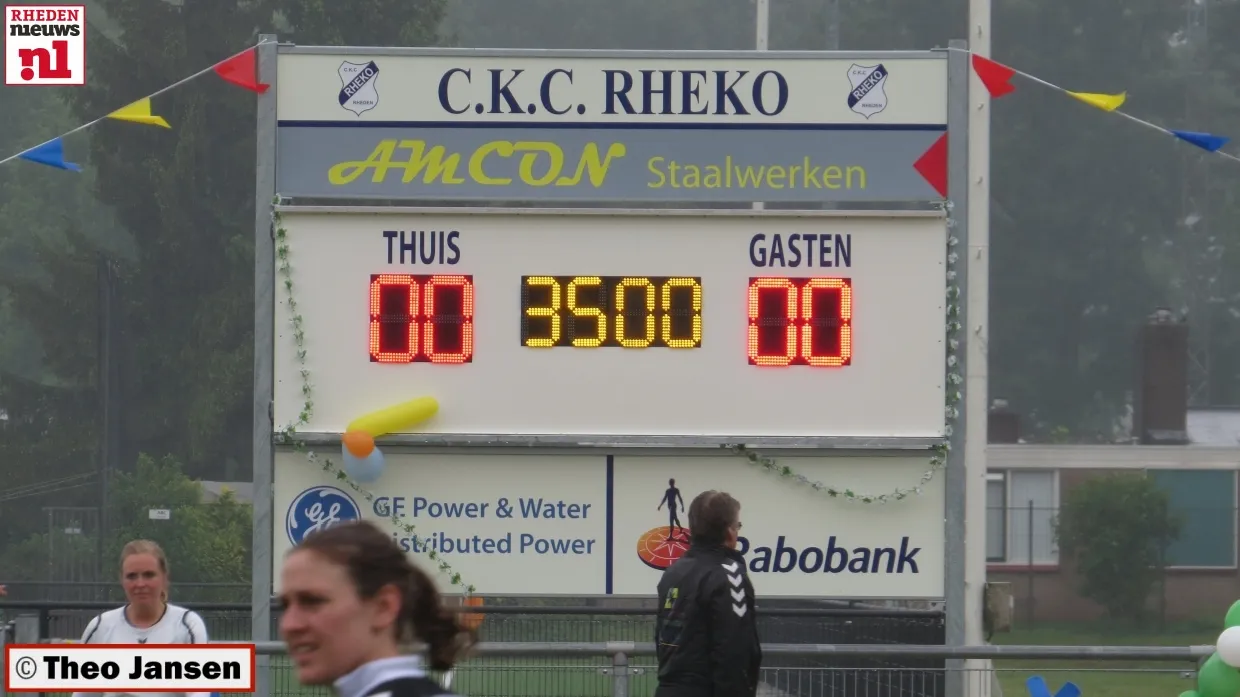 z29oa16nbbsw55j2tqxnxqwc7 2014 05 10 onthulling scorebord rheko 53 jaar 005