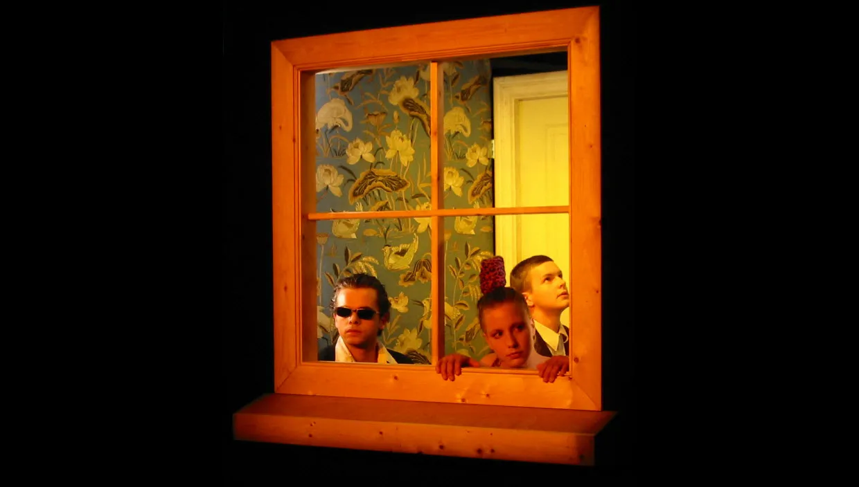 zusu878gnxeijwvaykx7tsd7m klein theather festival 2003 3