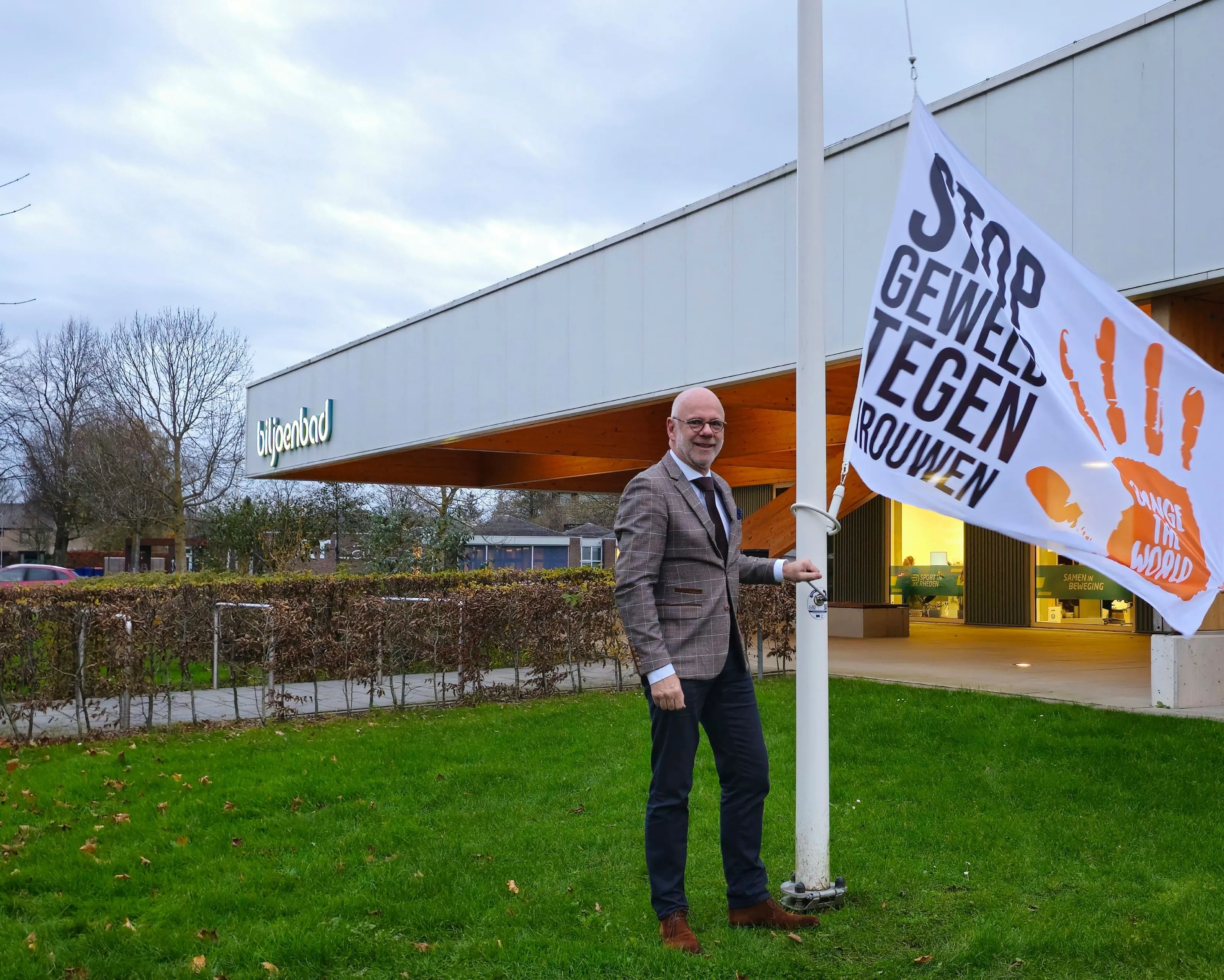 burgemeester carol van eert hijst de vlag