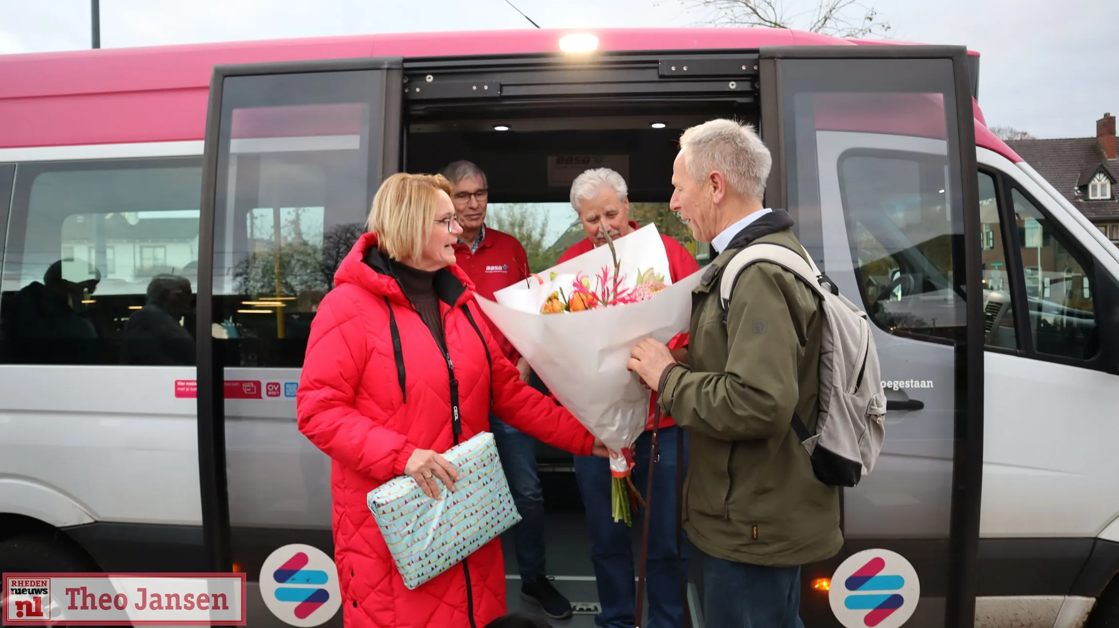 buurtbus spankeren dieren verwelkomt 100000e passagier met bloemenhulde 12 11 2024 1