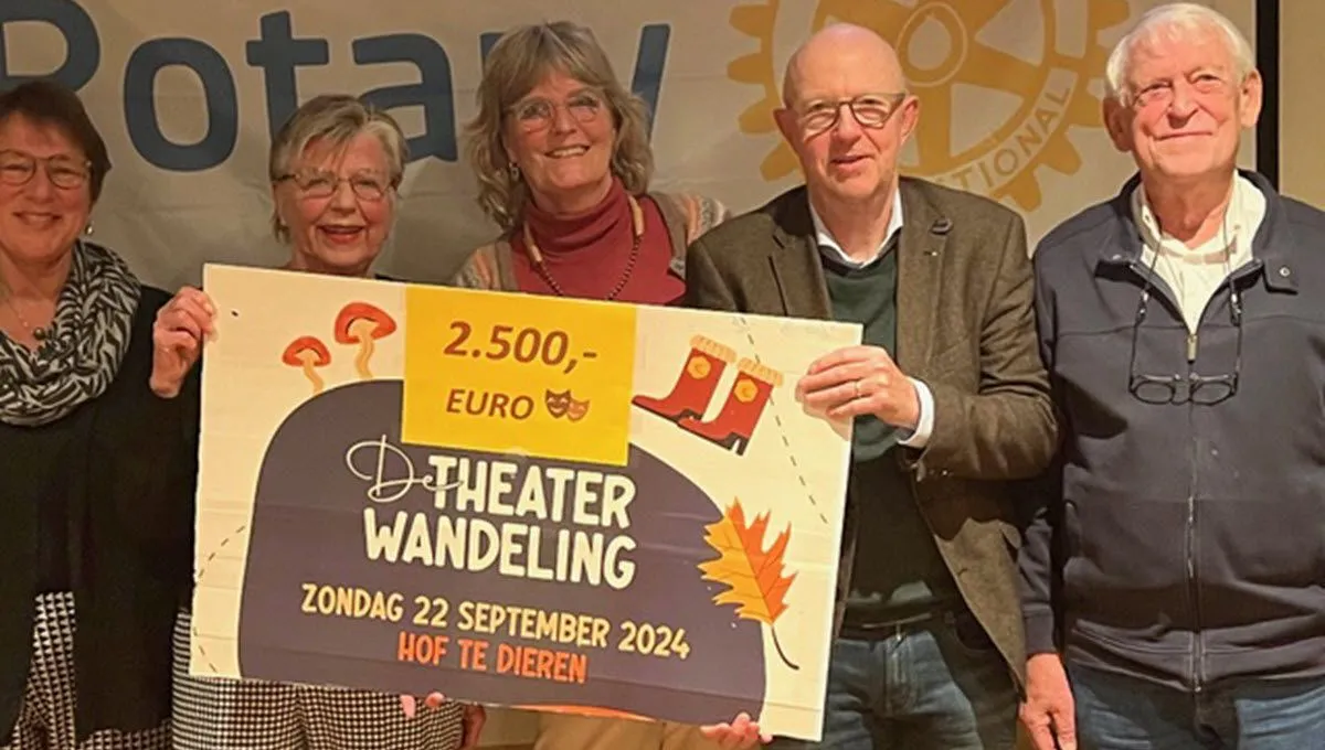 overhandiging cheque aan de vertegenwoordigers 3 goede doelen rotary club rheden rozendaal