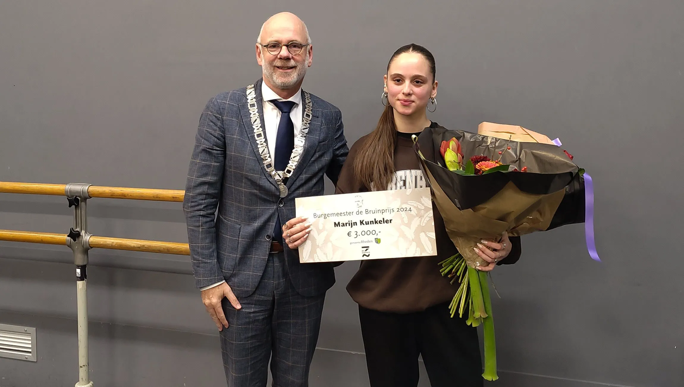 marijn kunkeler ontvangt prijs uit handen van burgemeester carol van eertjpeg