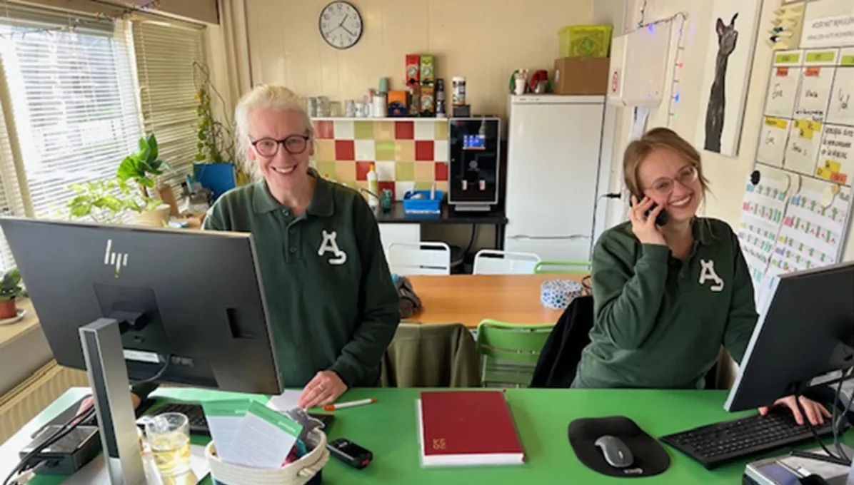 vrijwilligers ine en roanne onmisbaar bij de balie van dierentehuis arnhem en omstreken