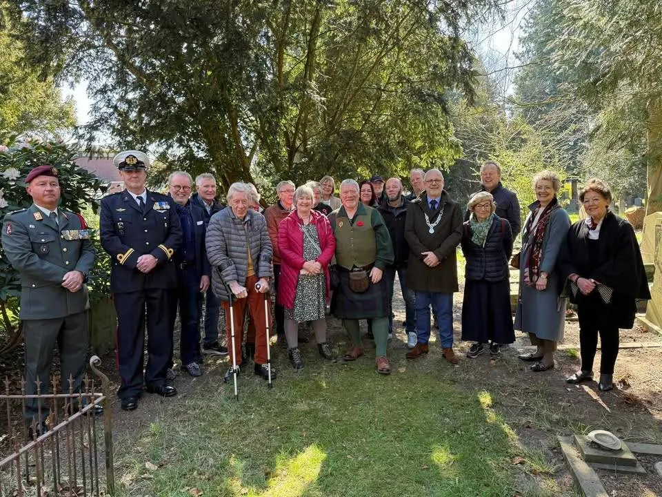 1 04 2025 omgekomen wo2 vlieger samen met schotse familie herdacht 013 jarno weelinck