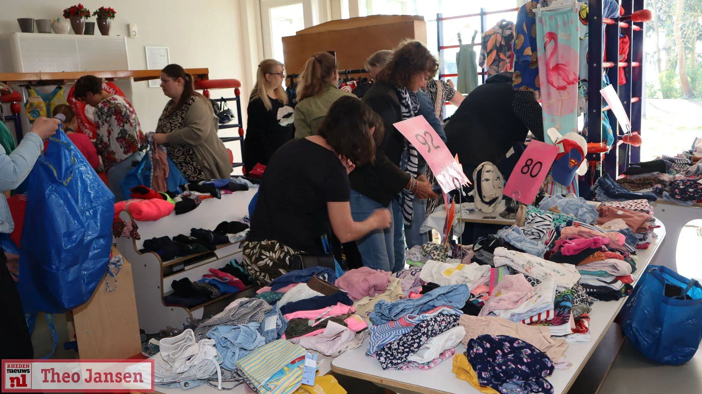 Drukte bij kinderkleding- en speelgoedbeurs in Ellecom