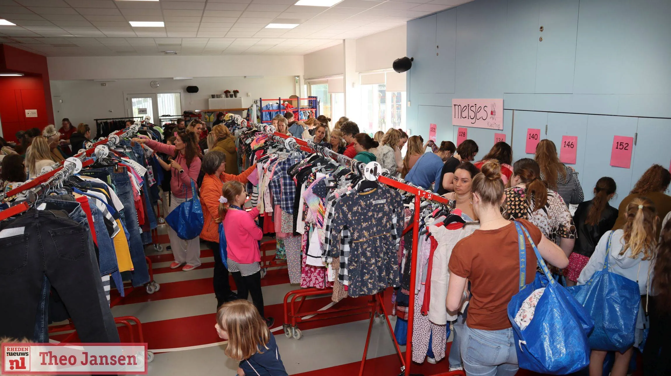 Drukte bij kinderkleding- en speelgoedbeurs in Ellecom