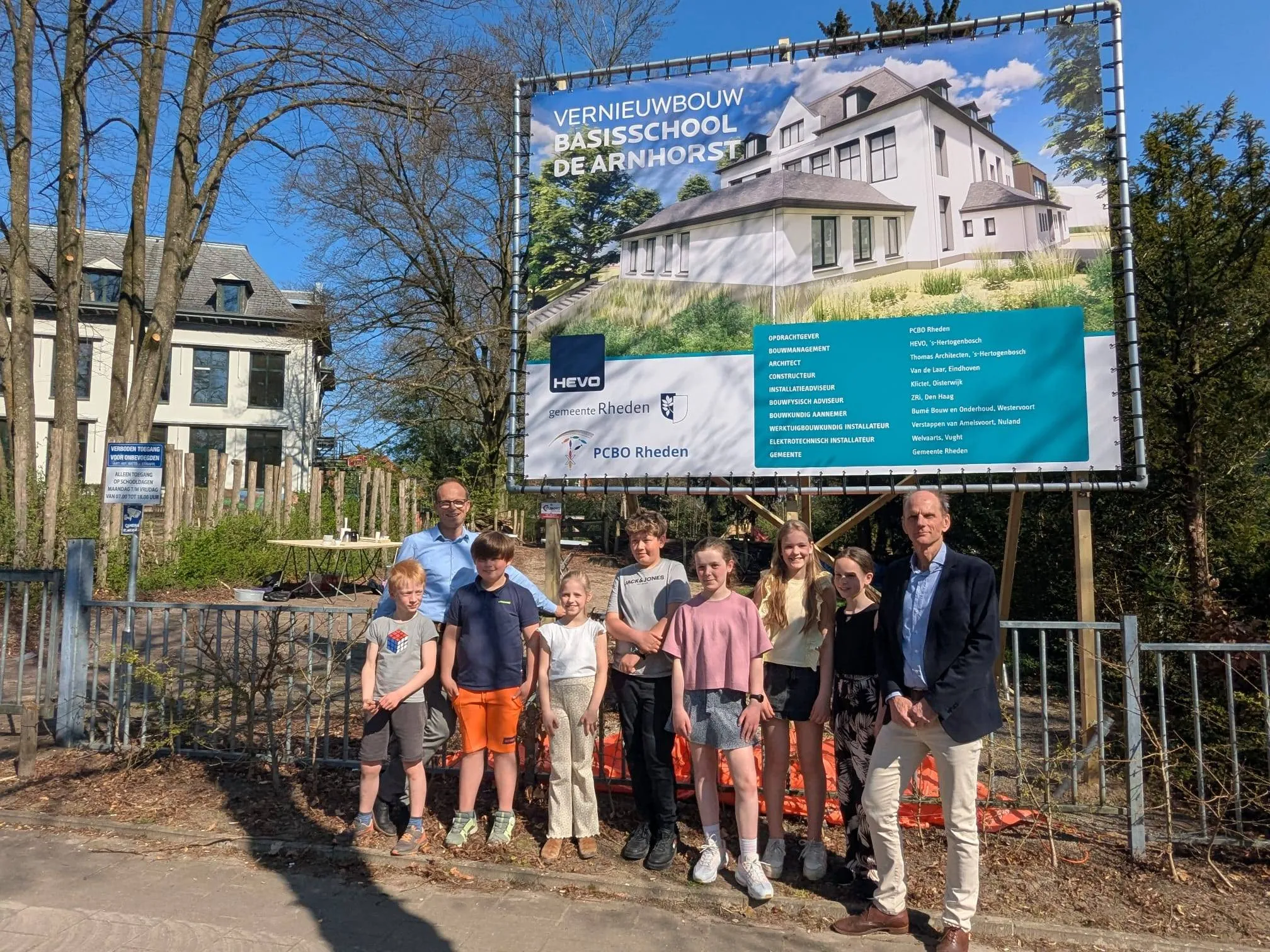 onthuld bouwbord vernieuwbouw basisschool de arnhorst gemeente rheden