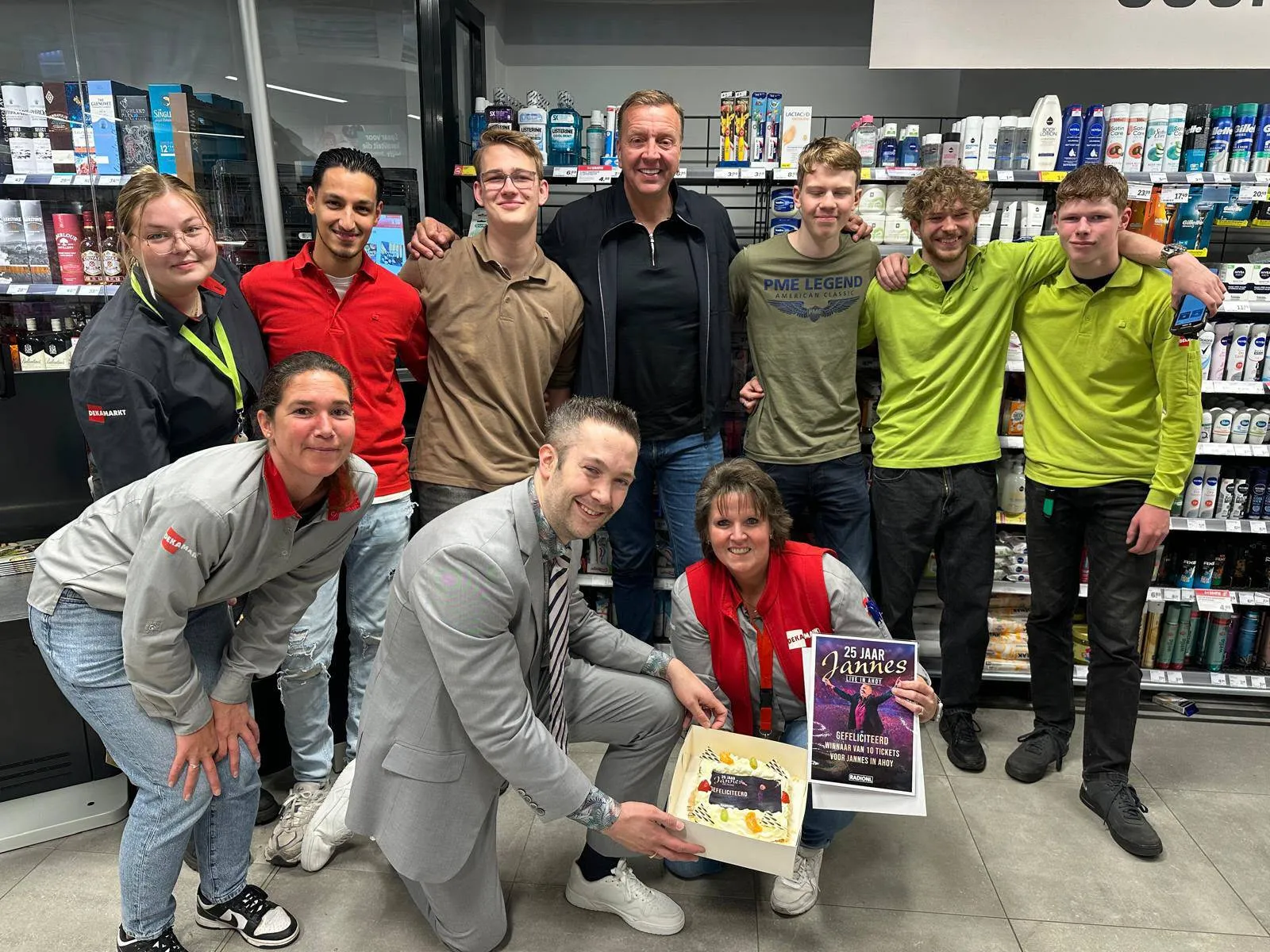 verrassingsbezoek van volkszanger jannes bij dekamarkt rheden1