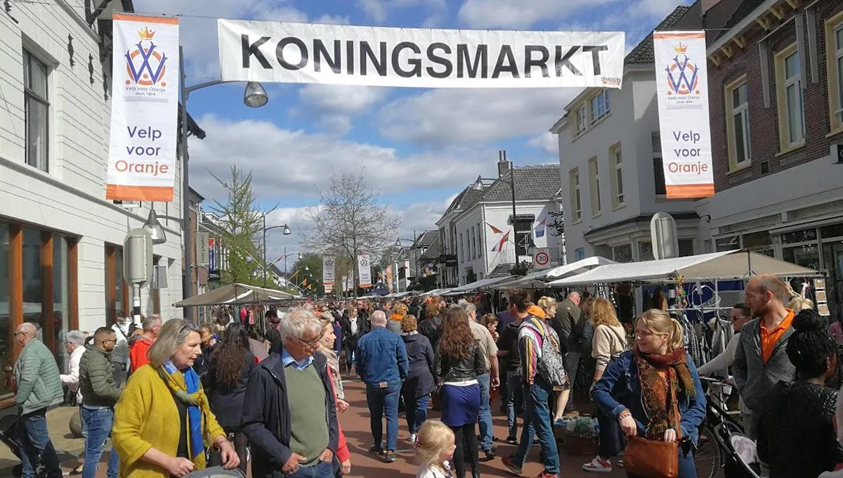 Koningsmarkt Velp aan de Rozendaalselaan. - Stichting Velp voor Oranje