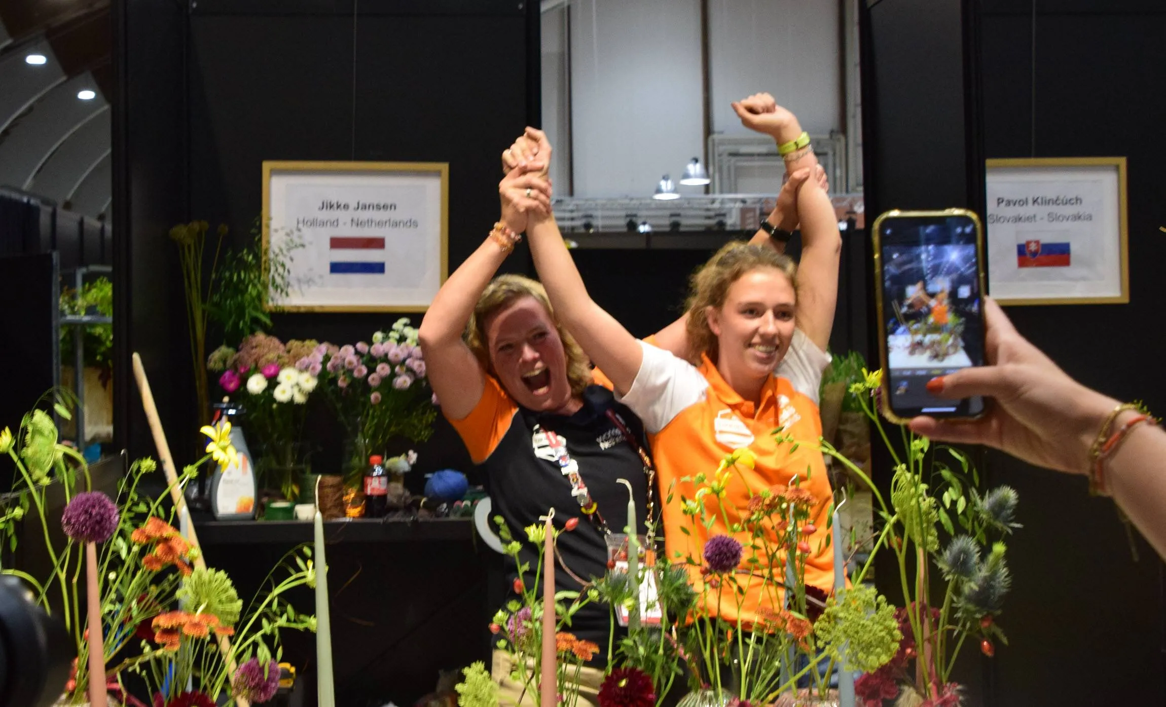 Eindsignaal wedstrijd Florestry EuroSkills Herning 2025 in Denemarken voor Jikke Jansen met haar expert Linda Eising - Marjanne Eikelboom