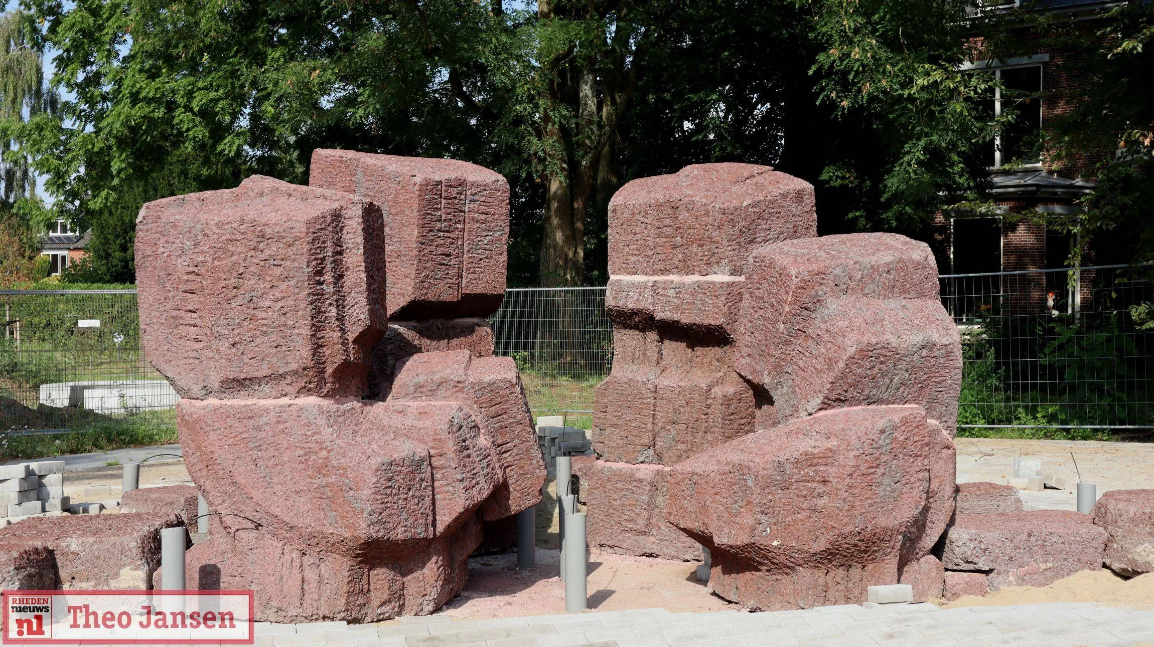 Nieuw thuis voor kunstwerk De Bron bij gemeentehuis in De Steeg 09-09-2025 (1)