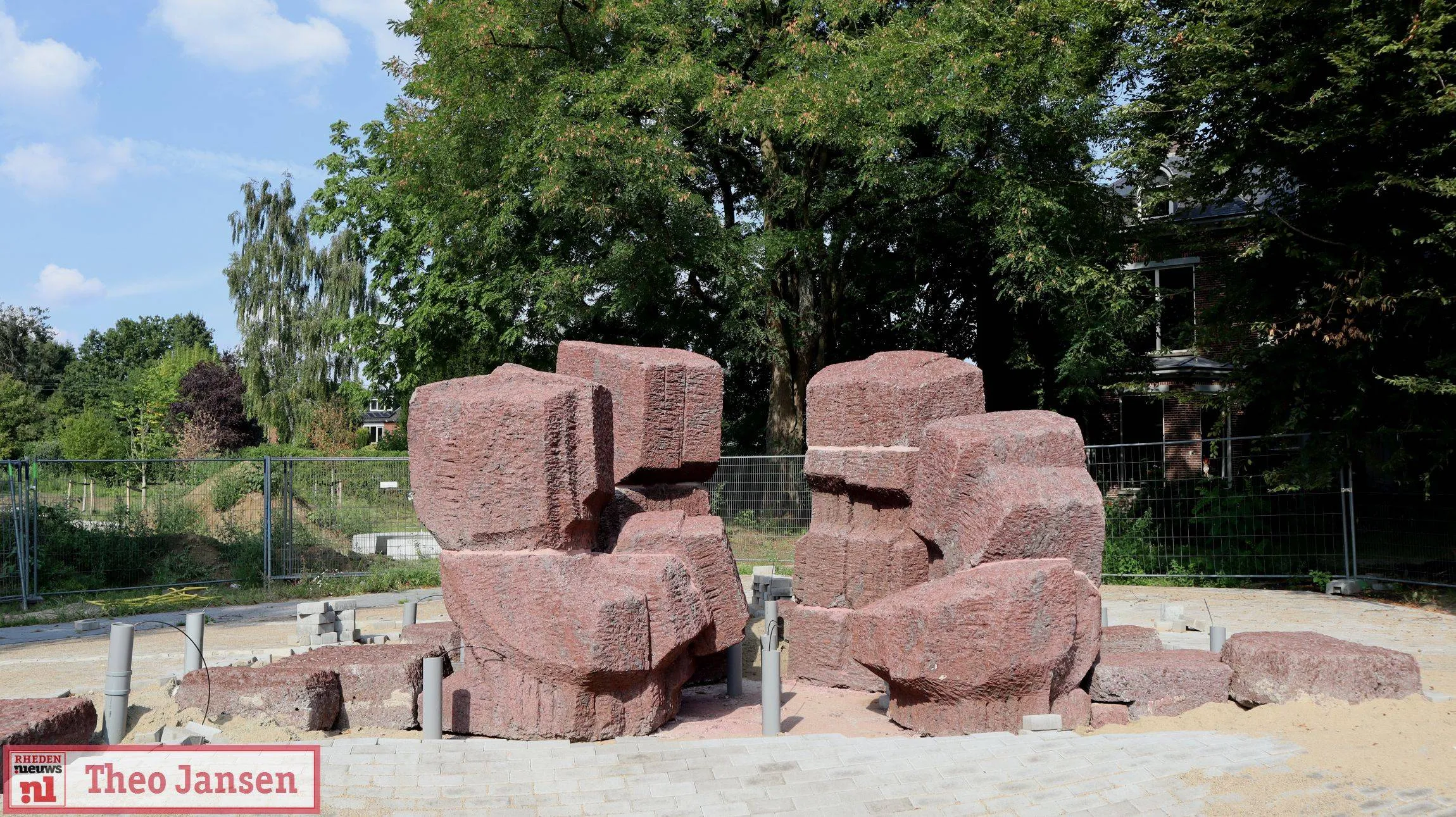 Nieuw thuis voor kunstwerk De Bron bij gemeentehuis in De Steeg 09-09-2025 (23)