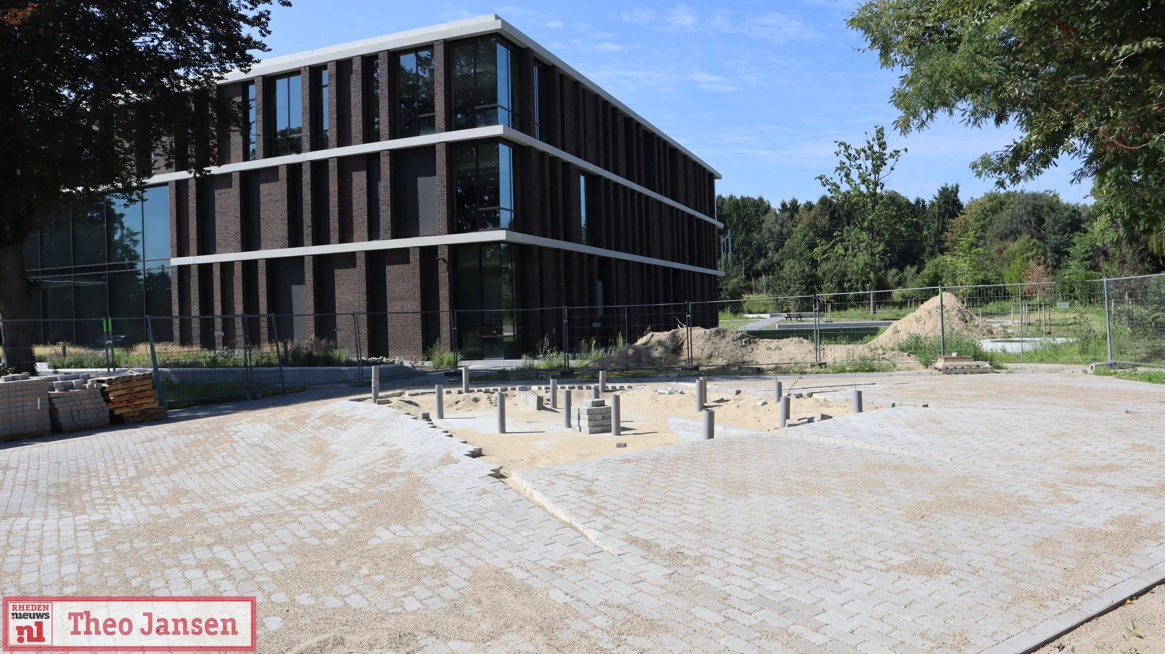 Nieuw thuis voor kunstwerk De Bron bij gemeentehuis in De Steeg 09-09-2025 (6)
