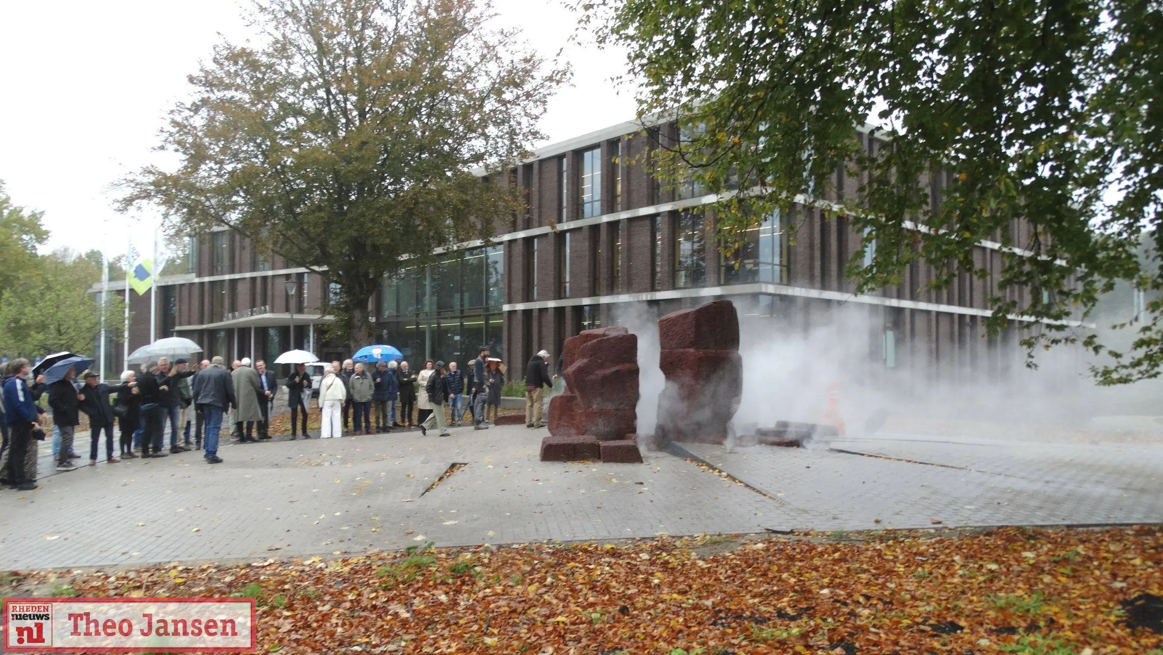 23-10-25 Kunstwerk De Bron van Piet Slegers krijgt nieuwe plek bij gemeentehuis Rheden (19)