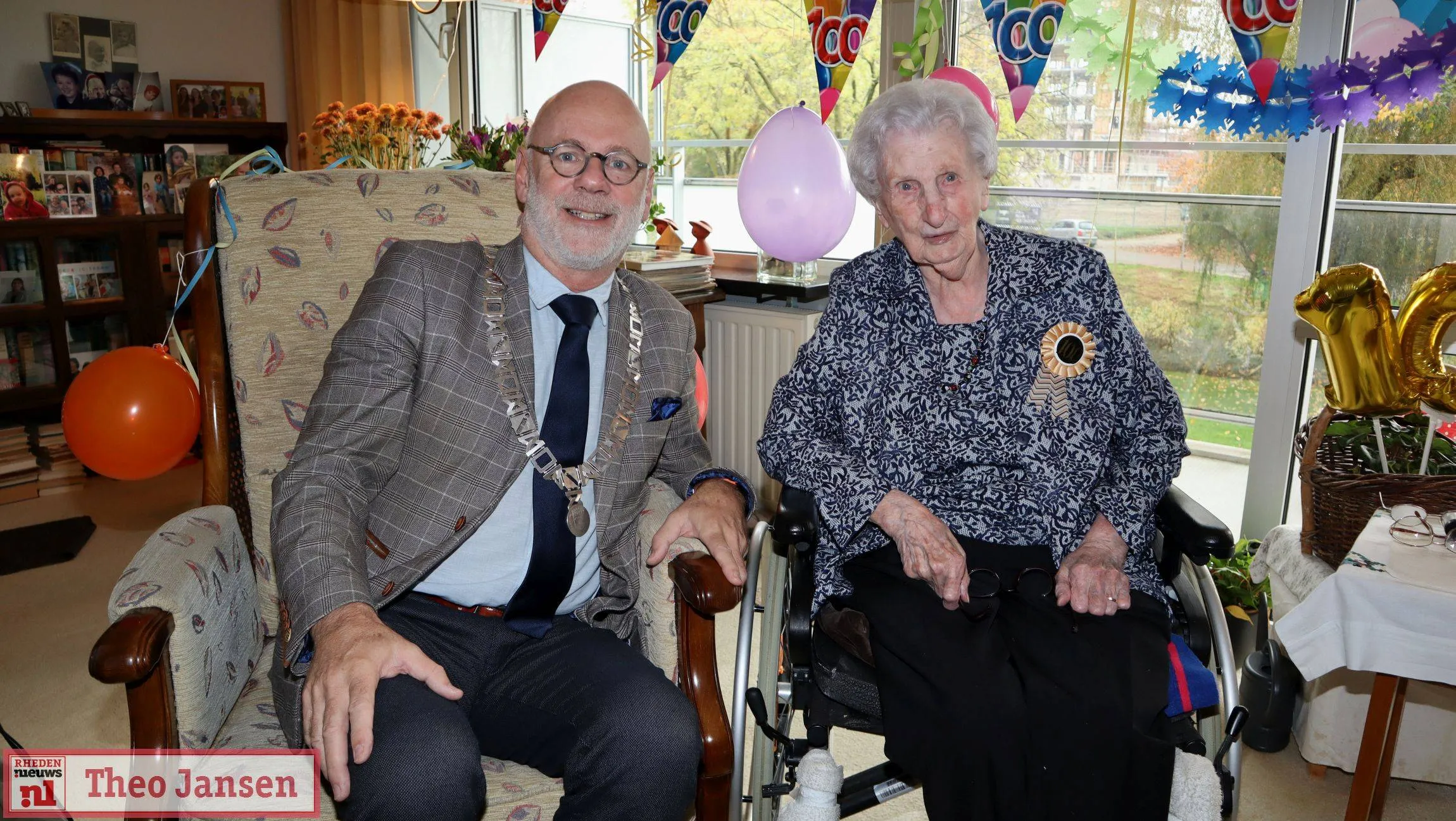 Burgemeester Carol van Eert bezoekt 100-jarige Lies Bezemer 9-11-2025 (1)