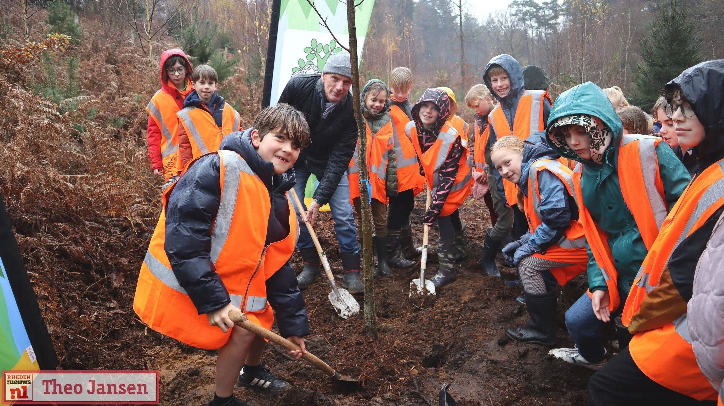 Leerlingen Basisschool De Arnhorst planten 400 jonge bomen achter Buitenplaats Beekhuizen - Boomfeestdag 2025 (1)