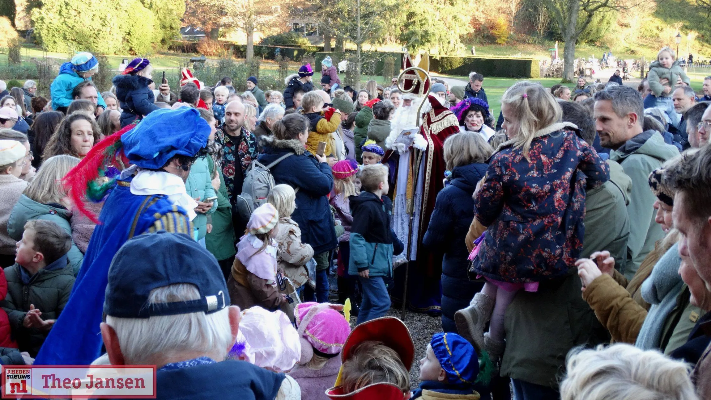 Sinterklaas arriveert met brandweerwagen bij kasteel Rosendael 2025 (1)