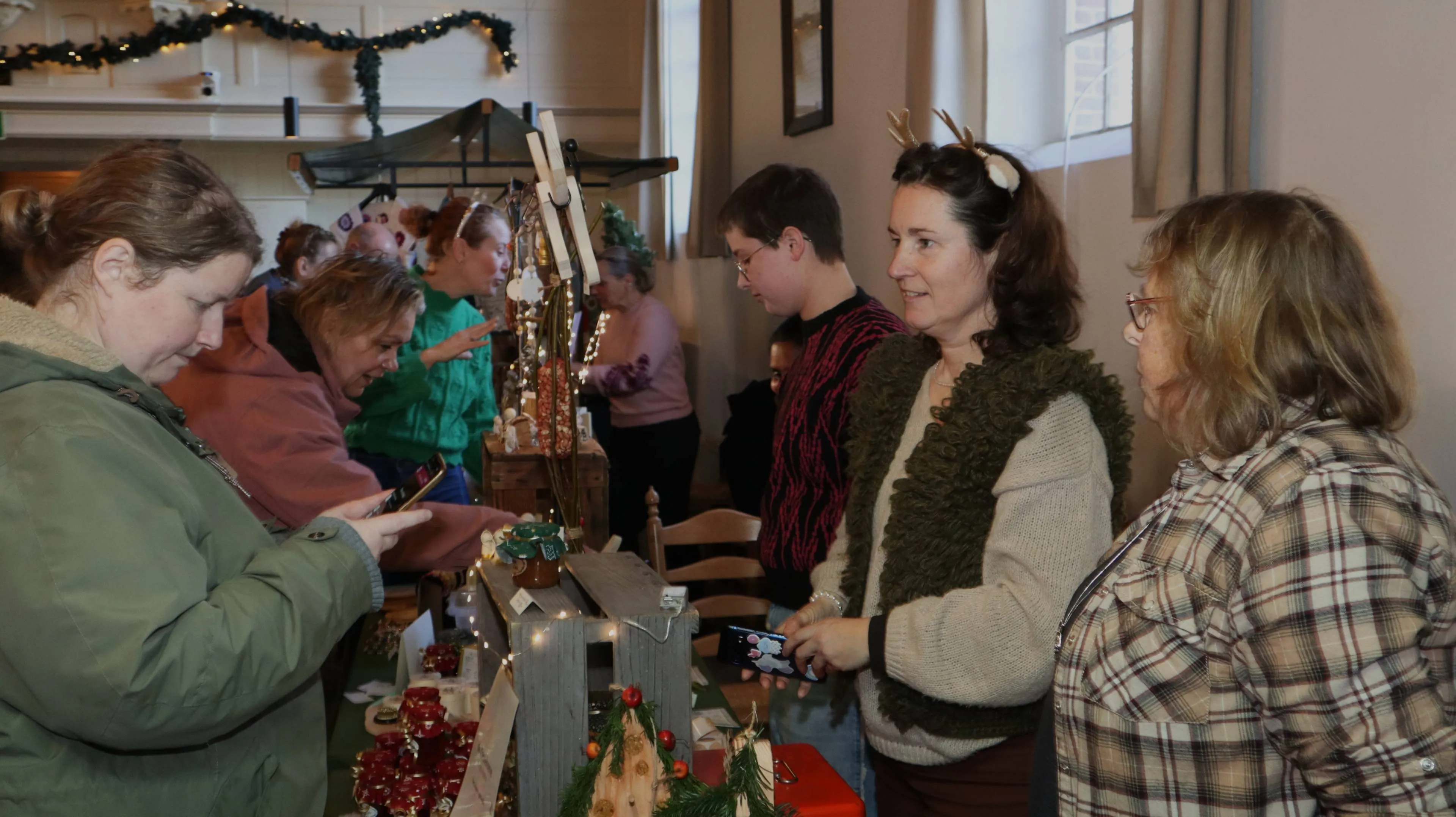 Kerstmarkt Dorpskerk Spankeren trekt veel bezoekers 13-12-2025 (1)