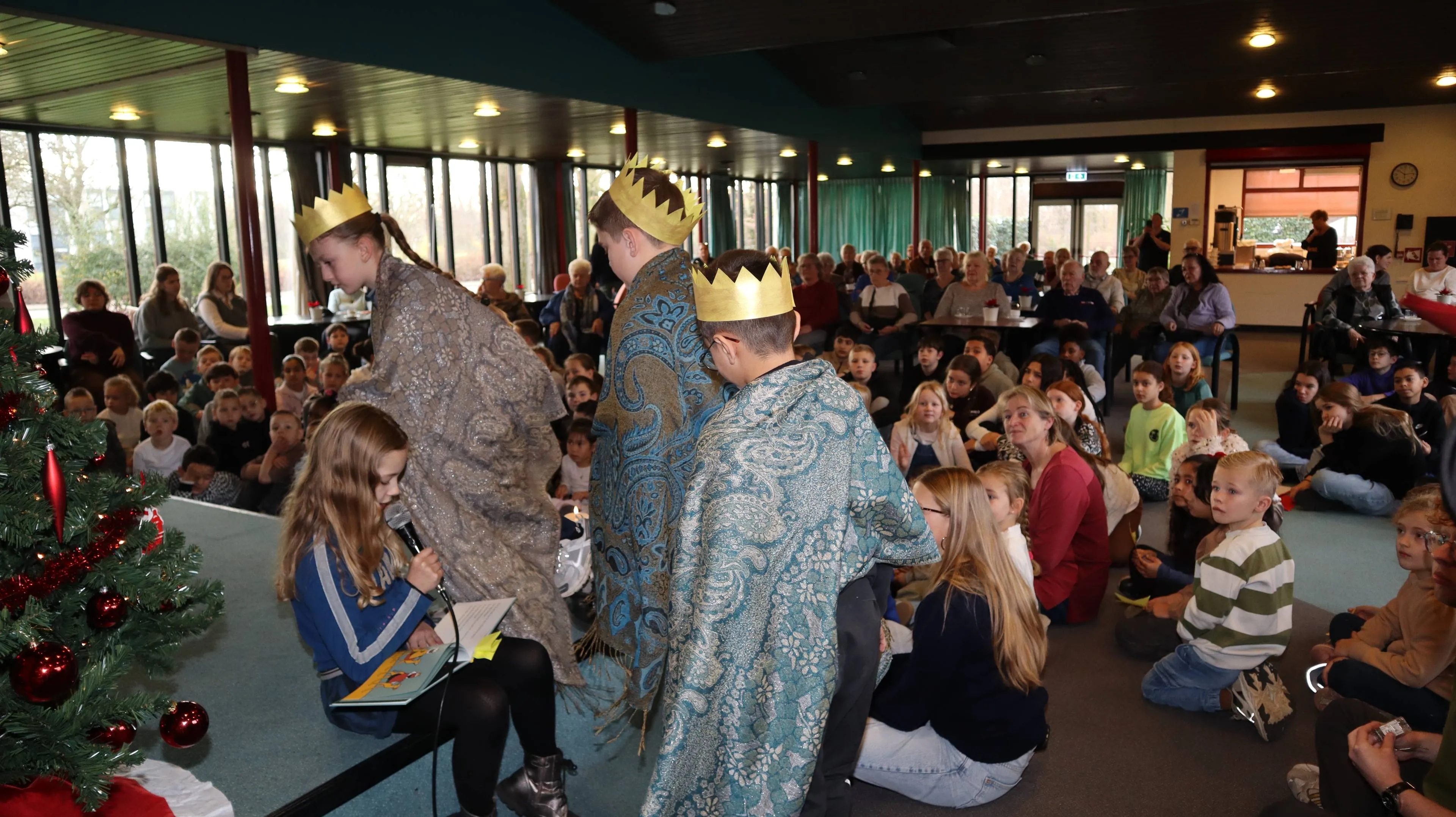 Kinderen Roncallischool brengen kerstviering naar ouderen in De Ulenpas16-12-2025 (1)