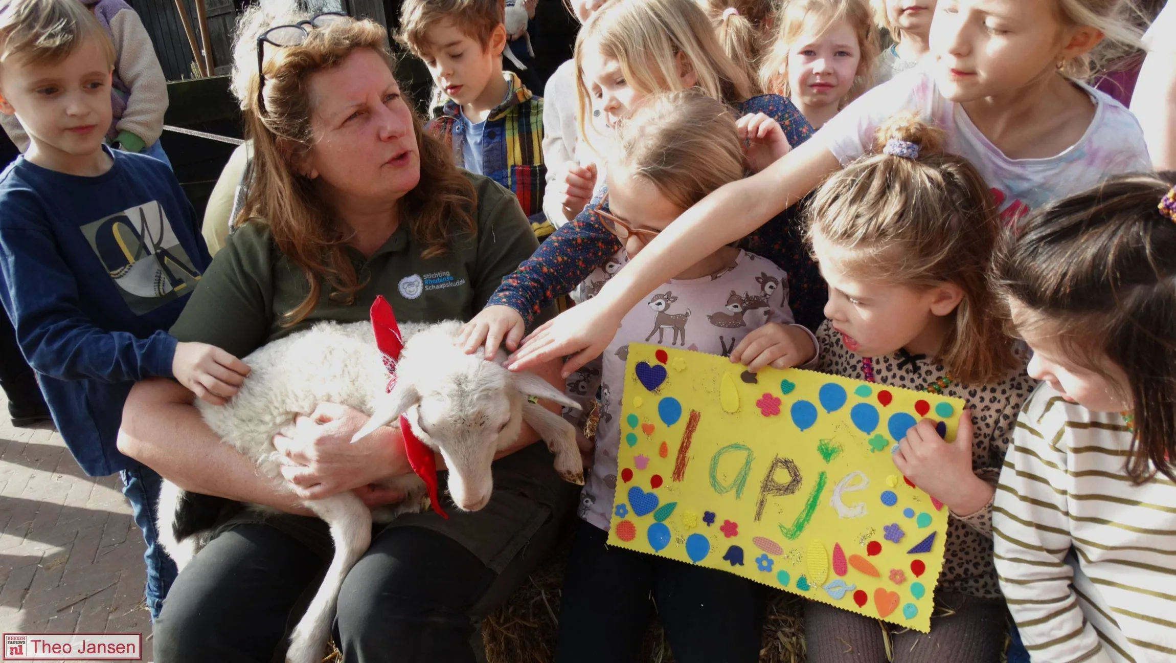 Adoptie eerste lam door kinderen van groep 1 tm 4 van basisschool De Lappendeken 06-03-2026 (5)