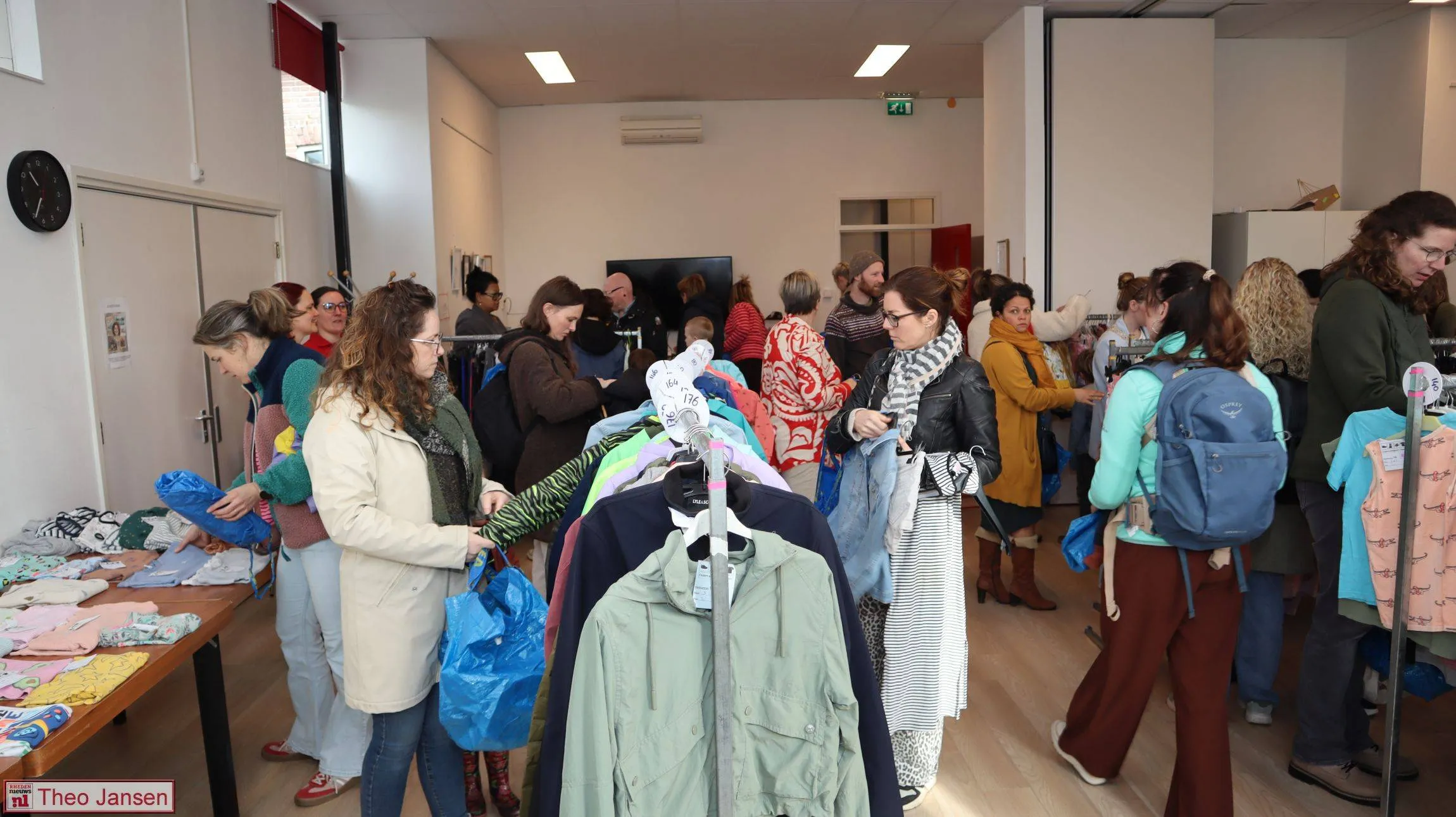 Drukbezochte kinderkledingbeurs in Dorpshuis Rheden 07-03-2026 (7)