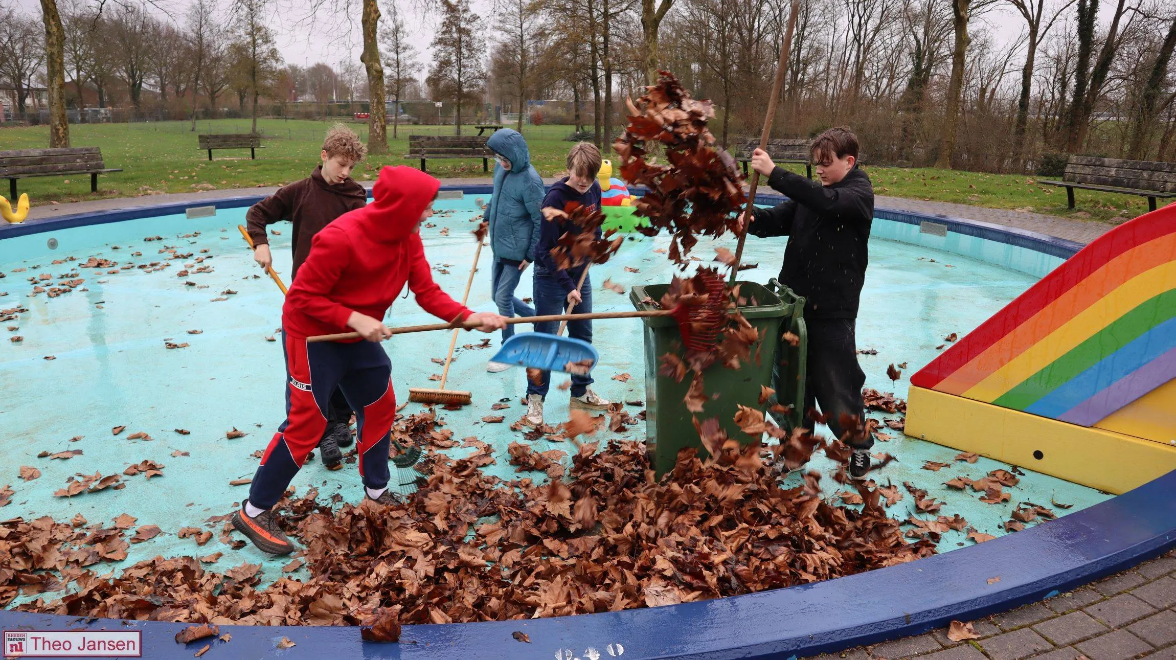 Vrijwilligers maken Openluchtzwembad Rheden zomerklaar tijdens natte NLDoet 14-03-2026 (1)