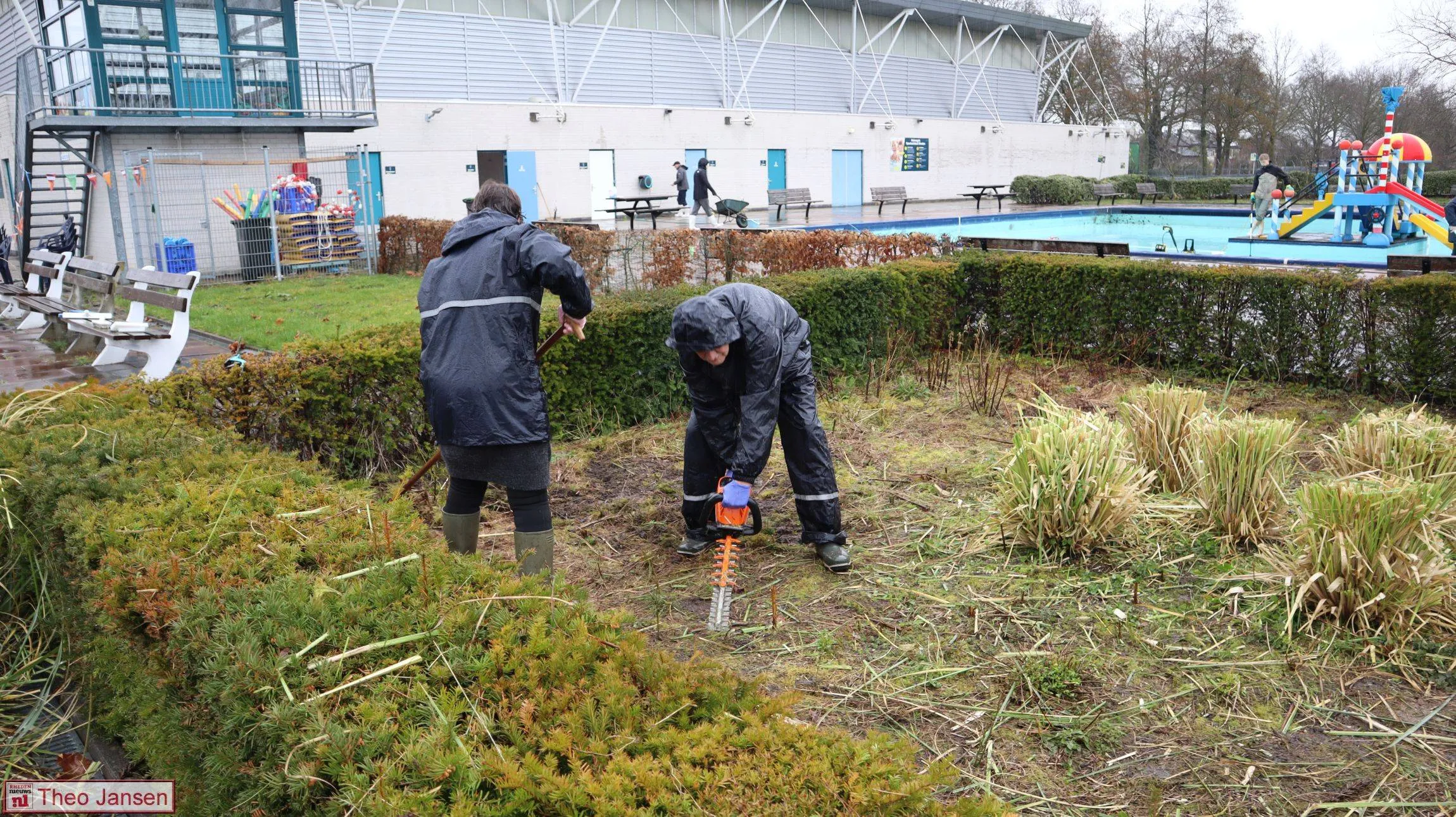 Vrijwilligers maken Openluchtzwembad Rheden zomerklaar tijdens natte NLDoet 14-03-2026 (21)