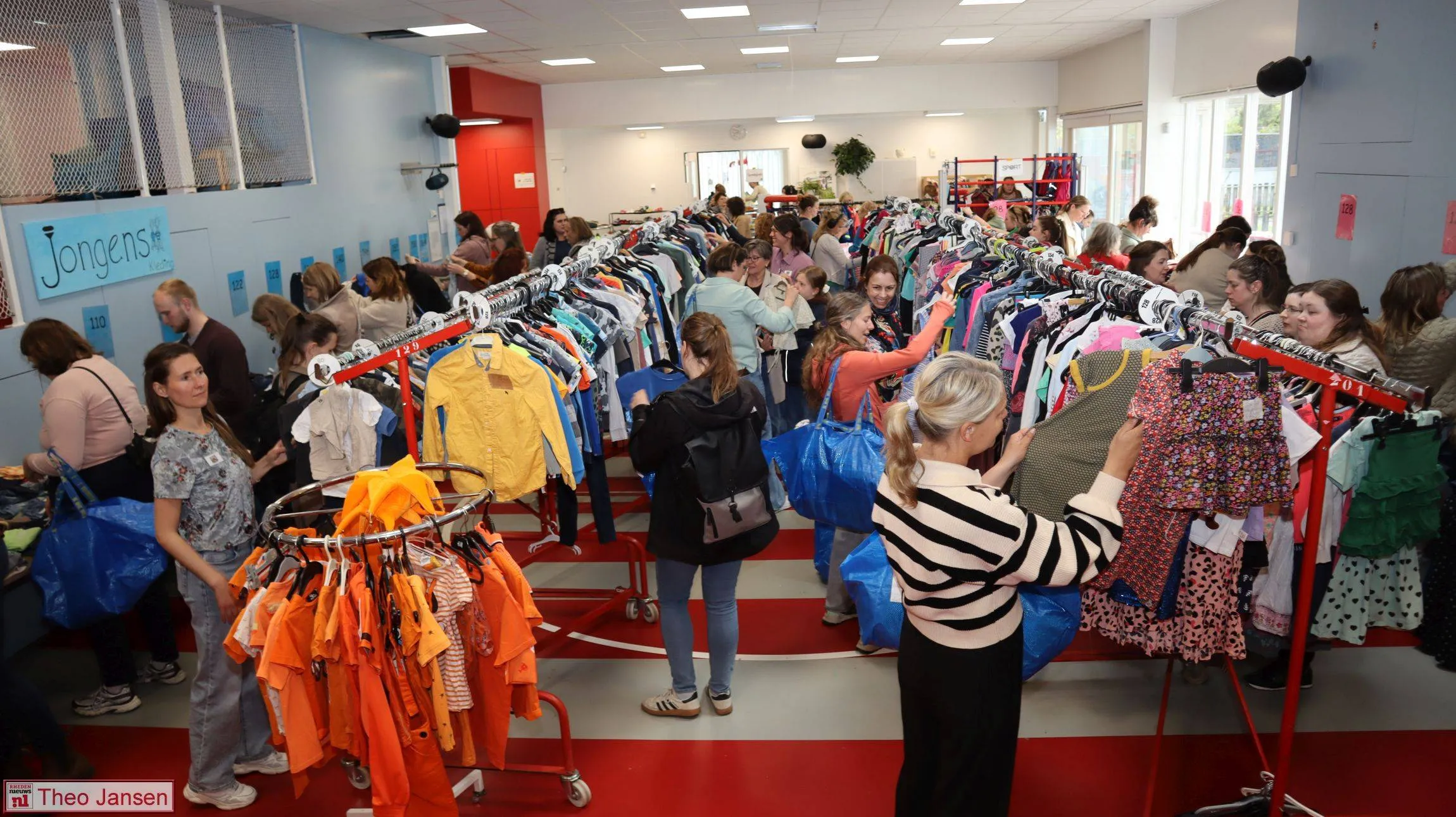 Drukte bij kinderkleding- en speelgoedbeurs in Ellecom 11-04-2026 (2)