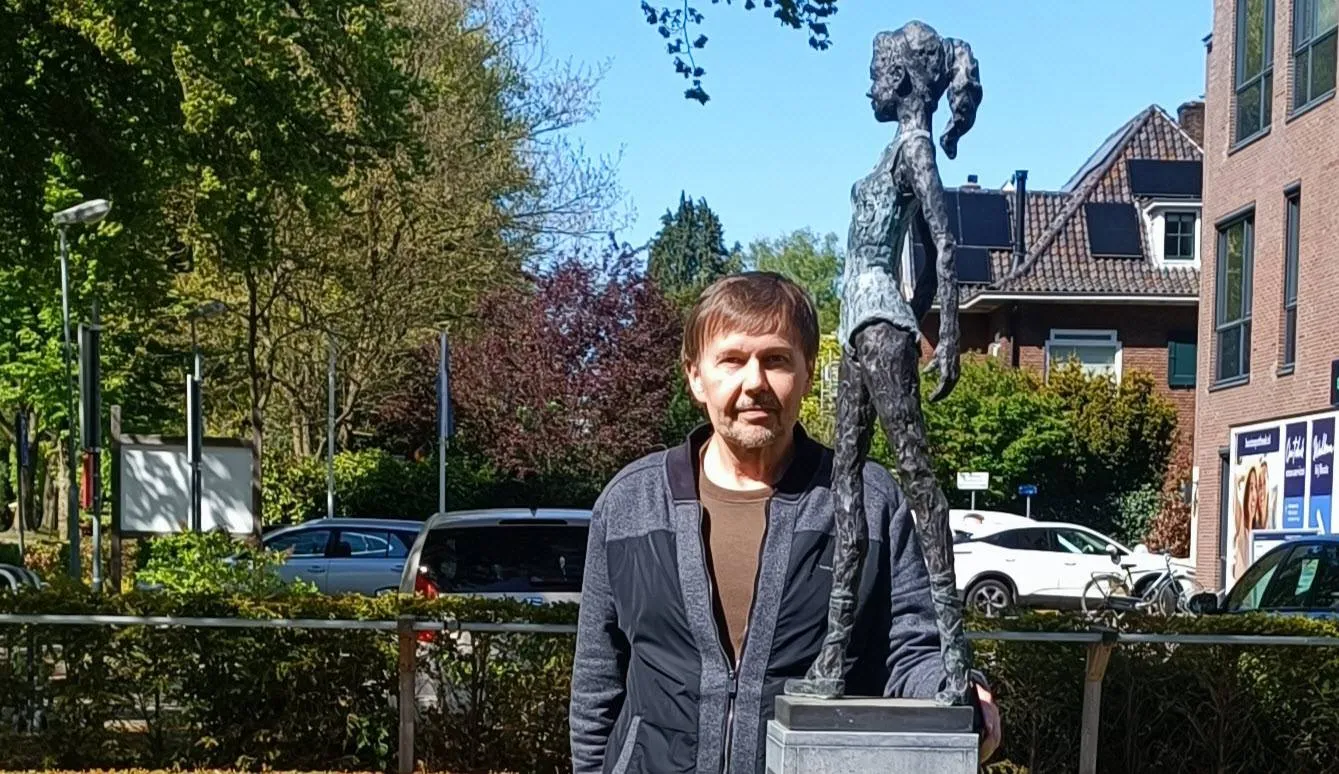 Robert Matzen bij beeldje Audrey Hepburn - Gety Hengeveld