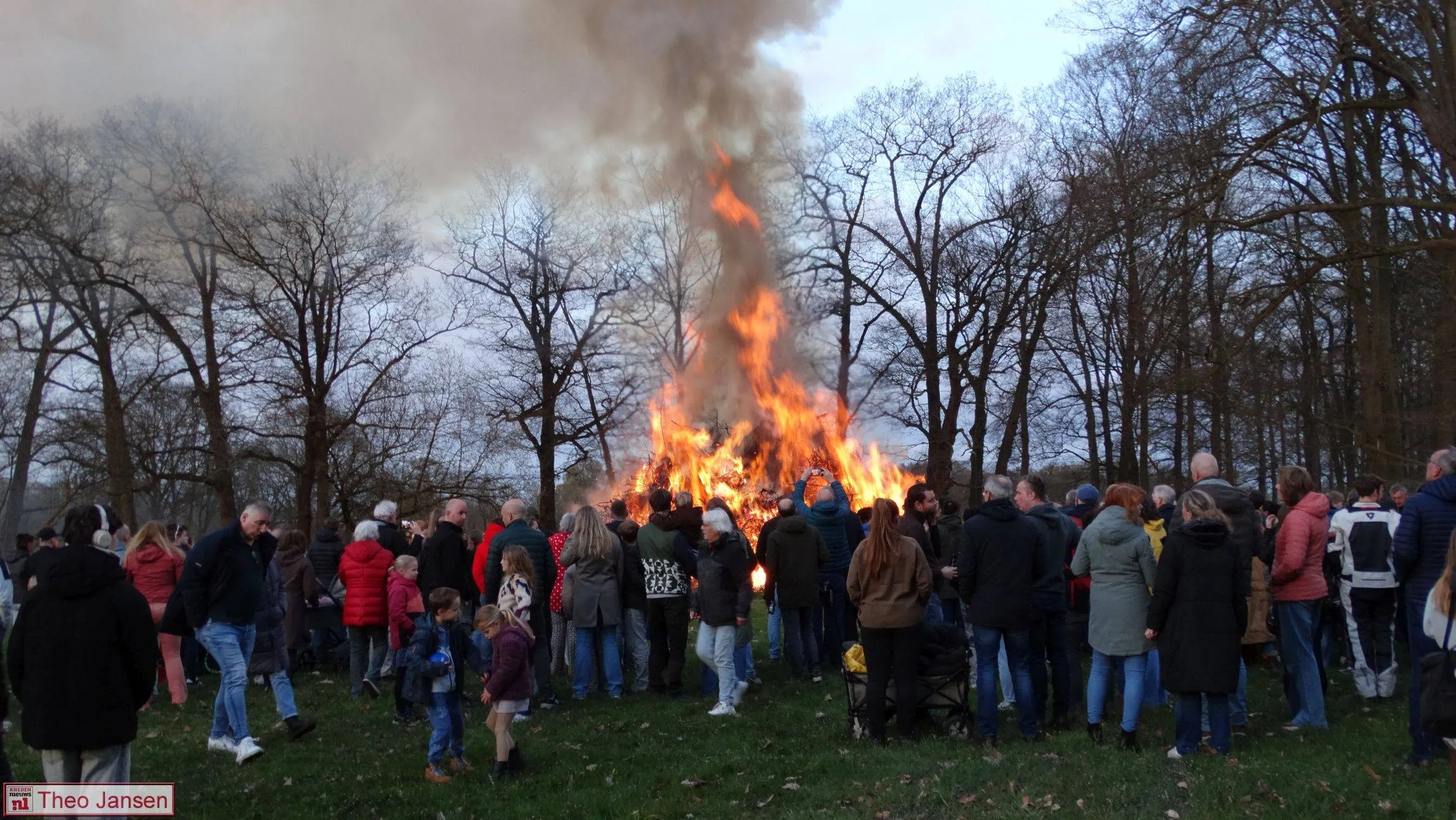 Veel belangstelling voor 77e Paasvuur in Laag-Soeren 04-04-2026 (16)