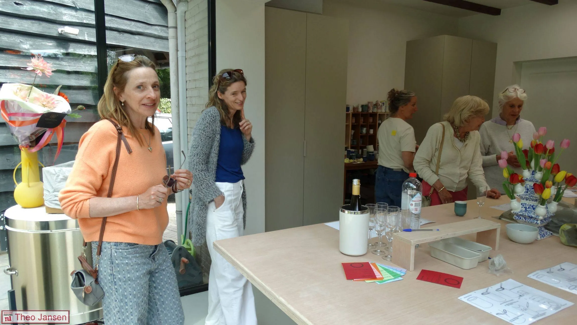 Drukke opening voor Keramiekatelier van Rebecca Nieuwe Weme in Rozendaal 10-05-2026 (2)