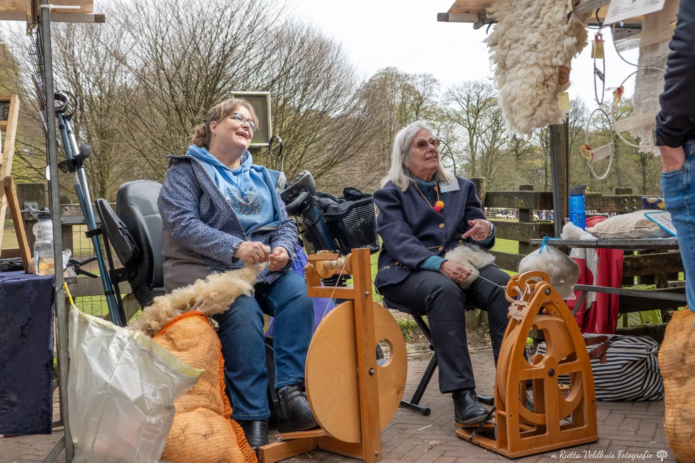 Handwerken bij de Rhedense Schaapskudde - Riëtta Veldhuis Fotografie