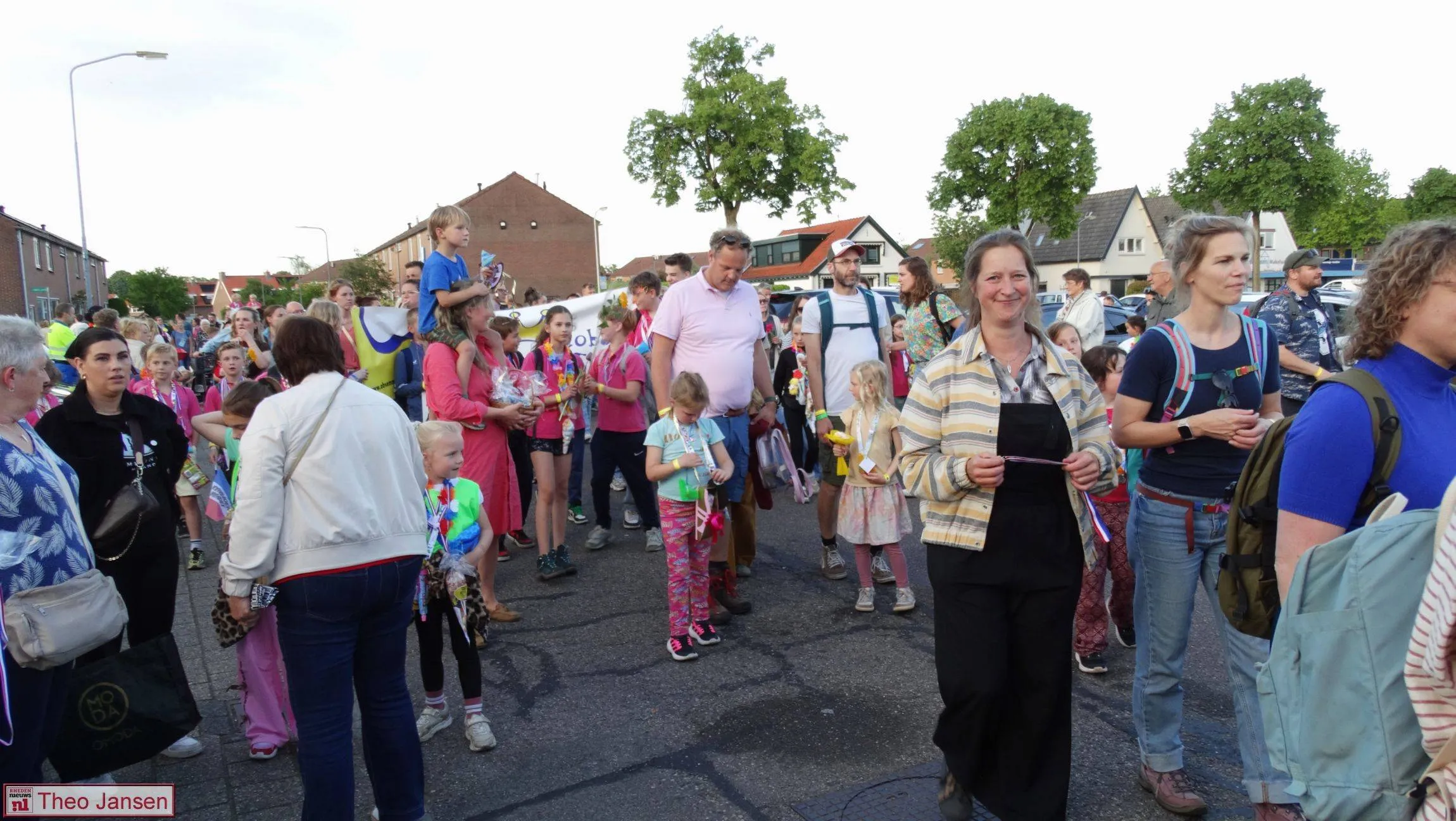 Lange stoet wandelaars trekt door het dorp bij 61e avondvierdaagse Dieren 21-05-2026 (17)