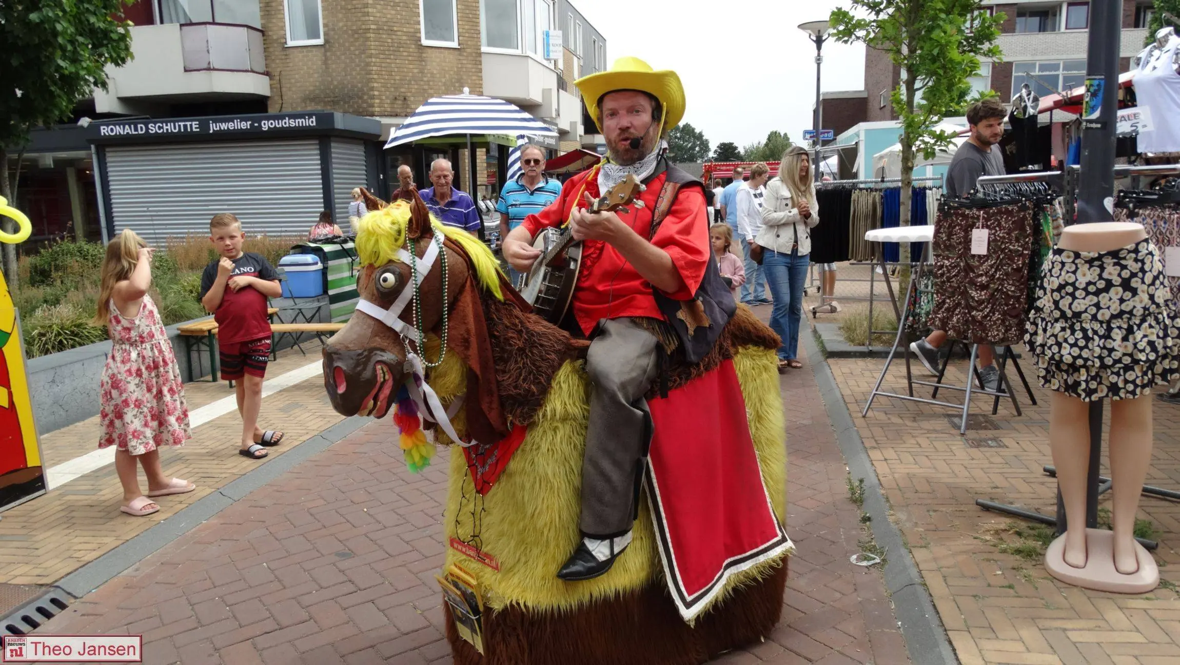 Zomerbraderie trekt veel bezoekers naar Callunaplein in Dieren 18-7-26 (1)