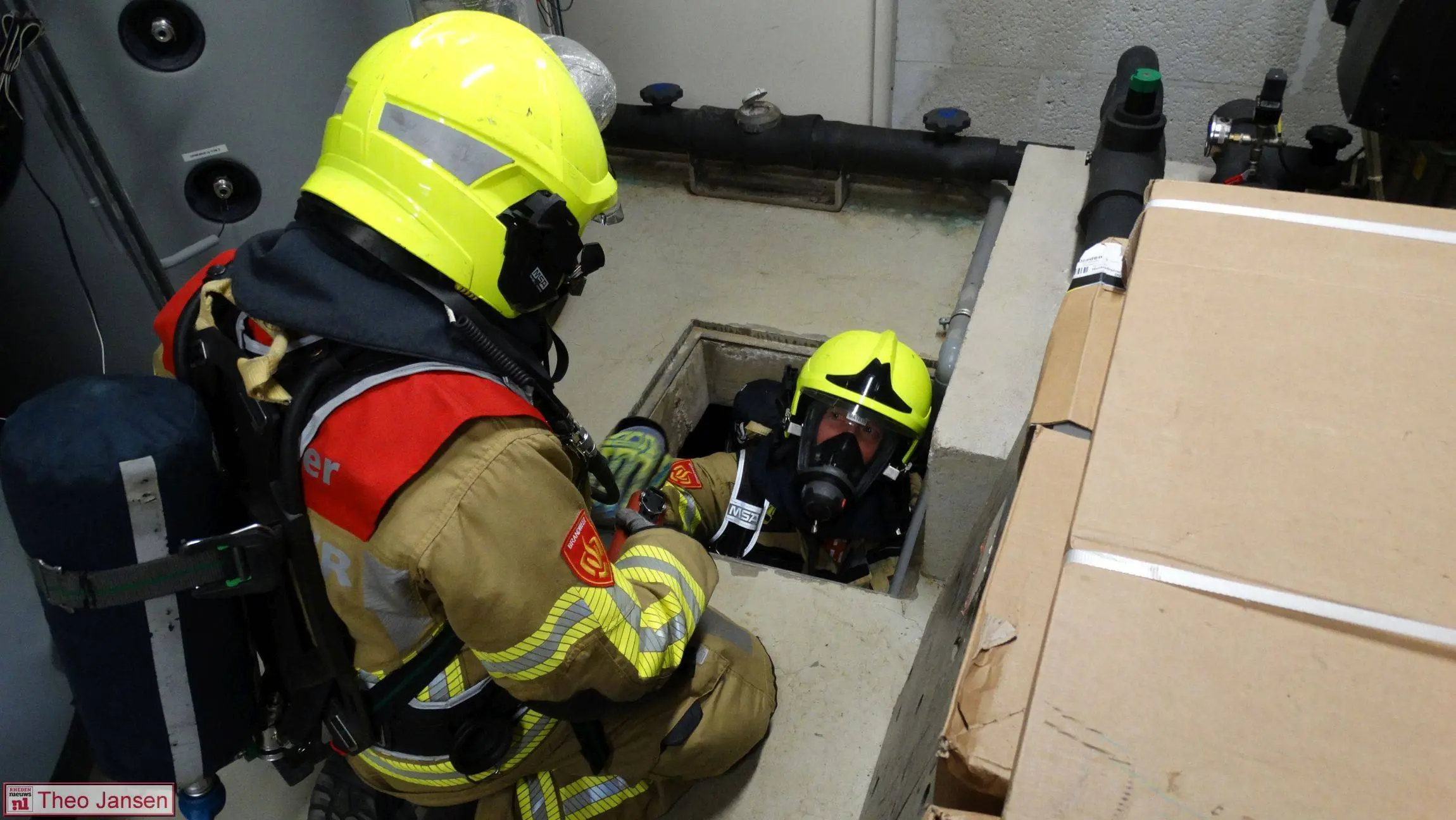Brandweer oefent redding uit kruipruimte bij De Ulenpas in Velp 11-8-26 (9)