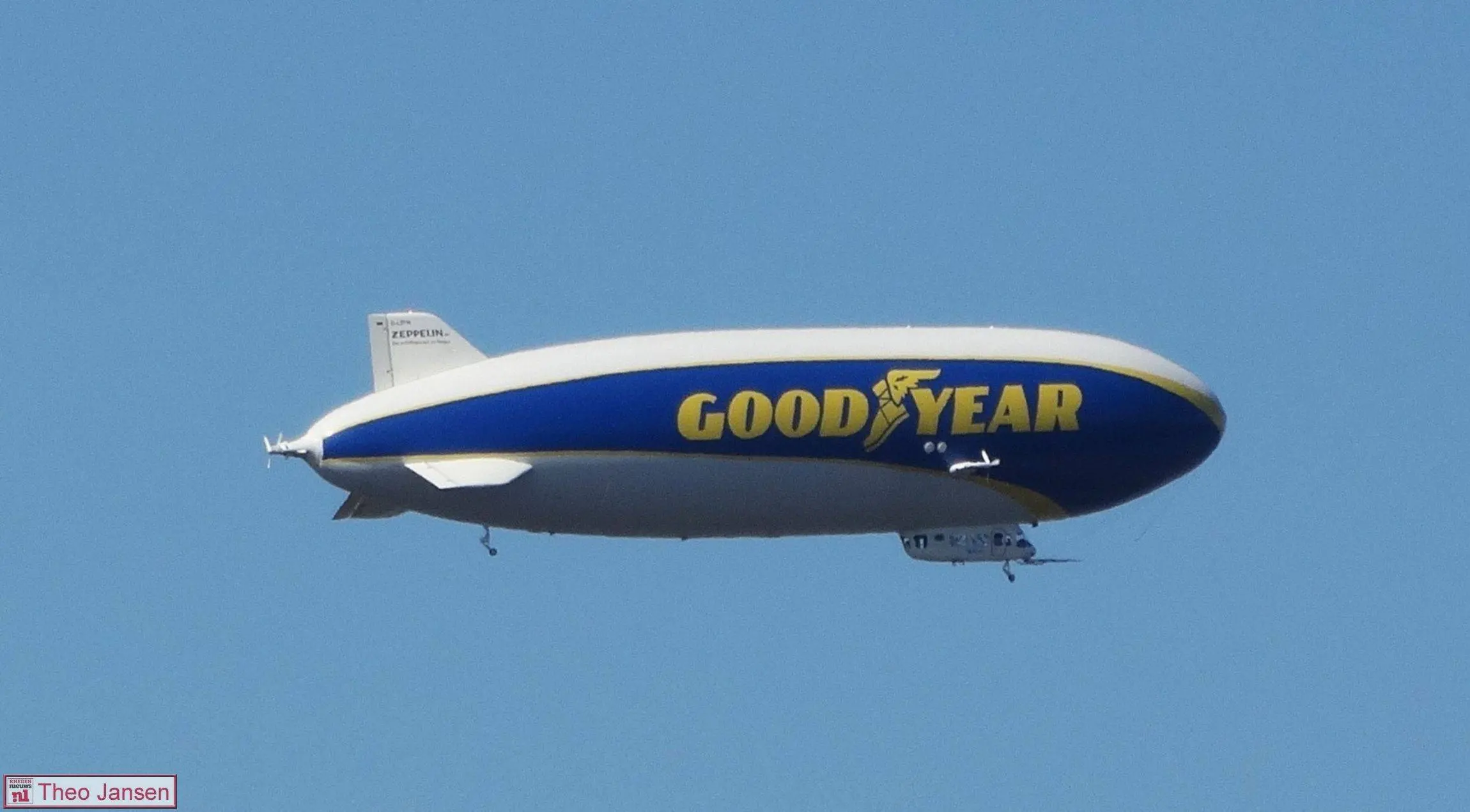Enorme zeppelin vliegt langs Velp, over Arnhem en de Posbank voor onderzoek naar luchtkwaliteit 9-8-26 (1)