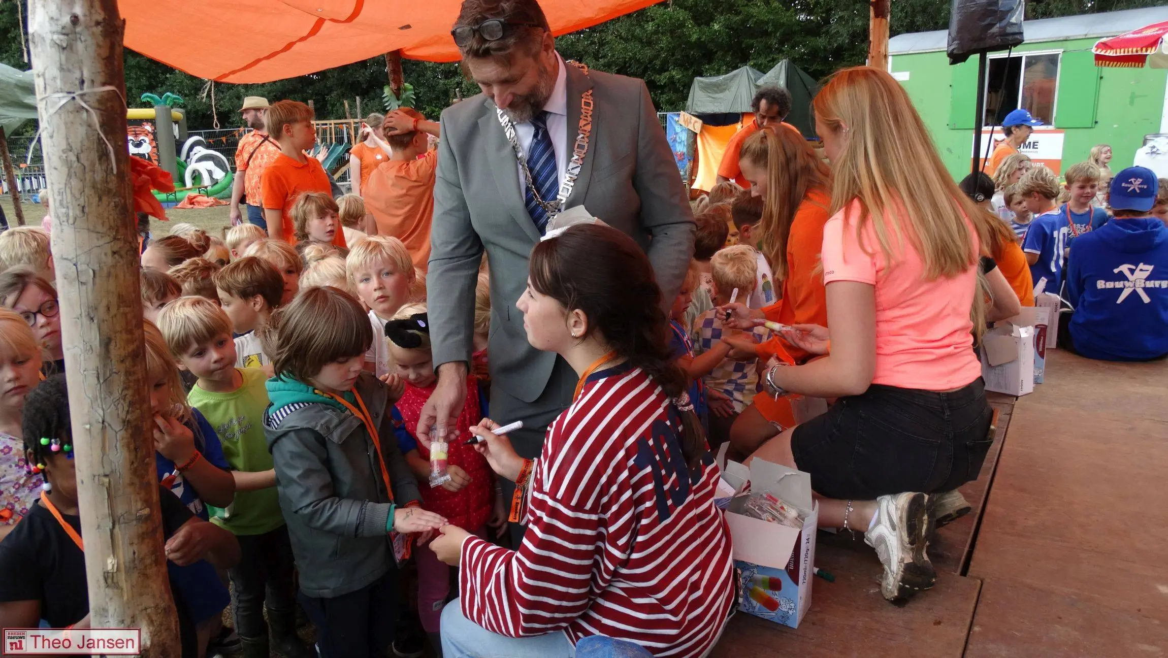 Locoburgemeester trakteert 840 kinderen bij Bouwburg Velp op ijsje 20-8-26 (29)