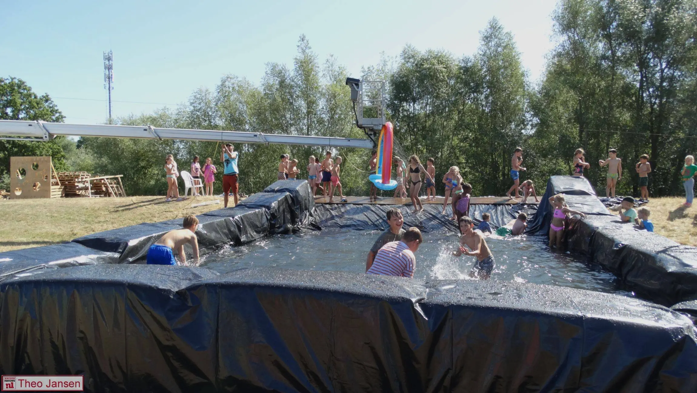 Wethouder trakteert kinderen Rhevak op ijsje tijdens zomerse kindervakantieweek 11-8-26 (13)