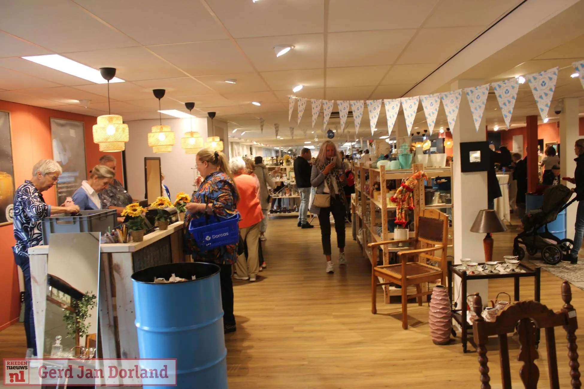 Dorcas opent nieuwe kringloopwinkel aan de Nordlaan in Velp -- (28)