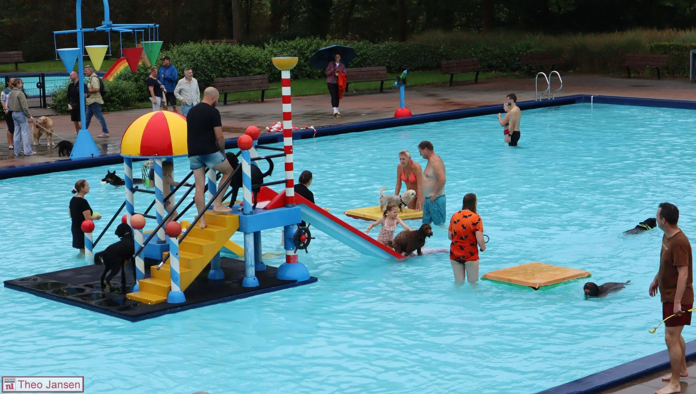 Hondenplons sluit buitenseizoen Openluchtbad Rheden feestelijk af 13-9-26 (12)