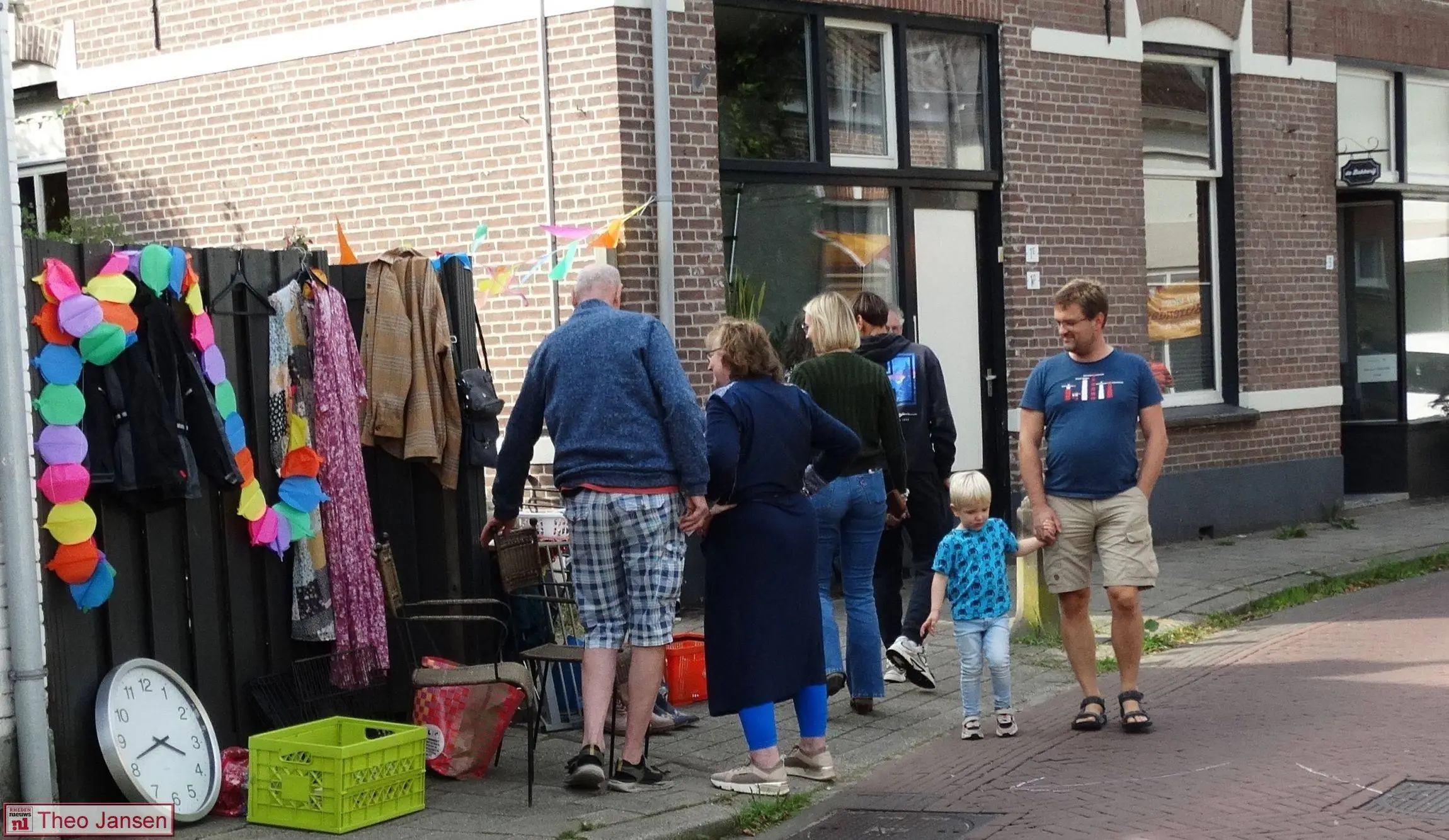 Oprit-rommelmarkt in Spoorstraat zorgt voor gezellige Burendag in Dieren-Zuid 26-9-2026 (2)