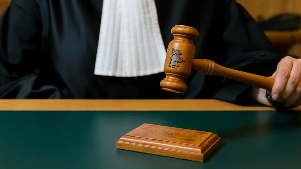 10237017 rechter rechtszaak rechtszaal rechtbank