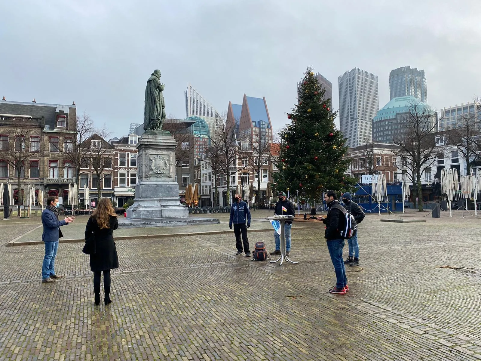 20201216 foto 4 2e kamerlid martijn van helvert ontvangst limburgse horeca solidariteitslopers in den haag