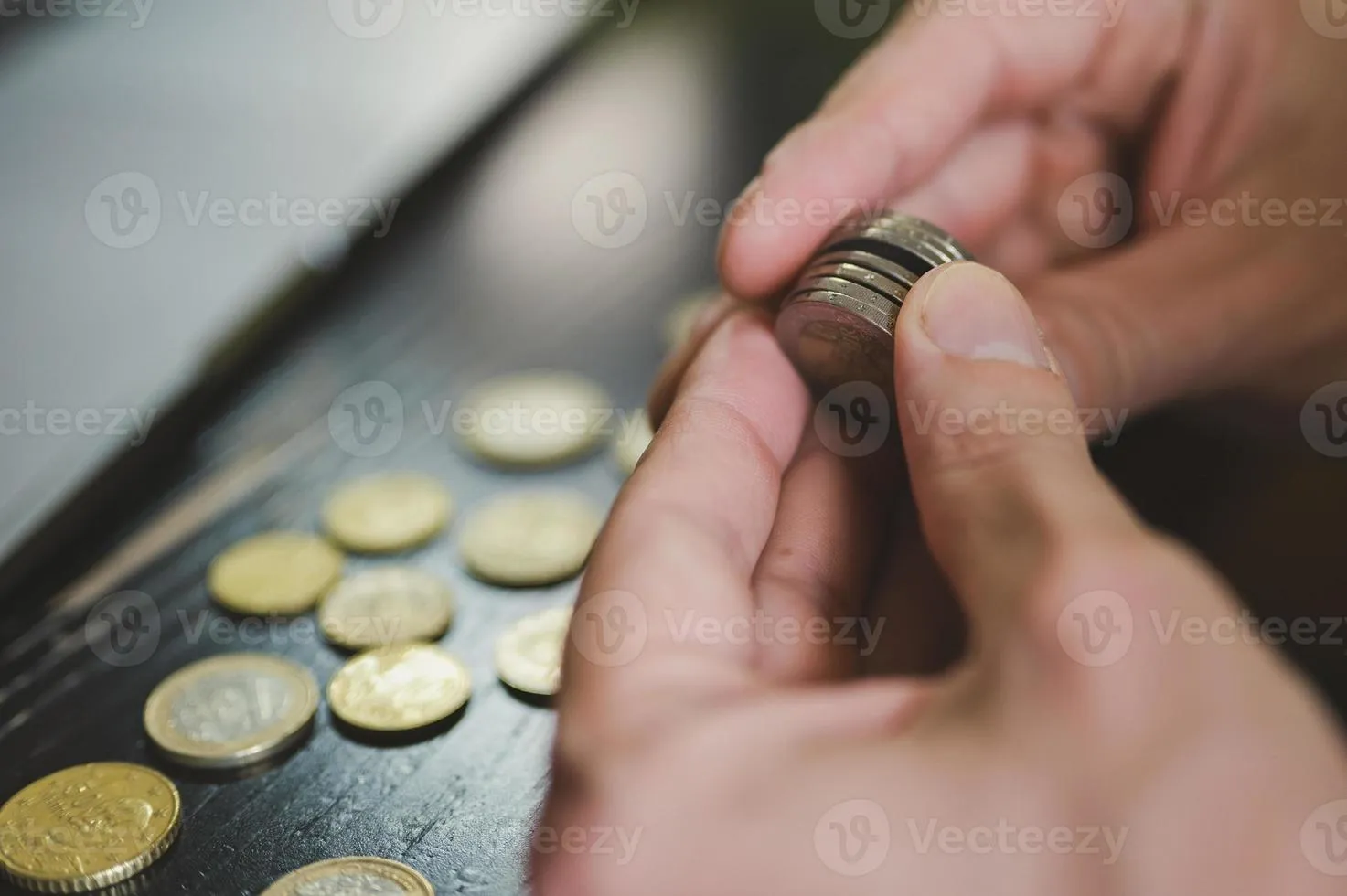 4694437 euro munten hand geld count foto