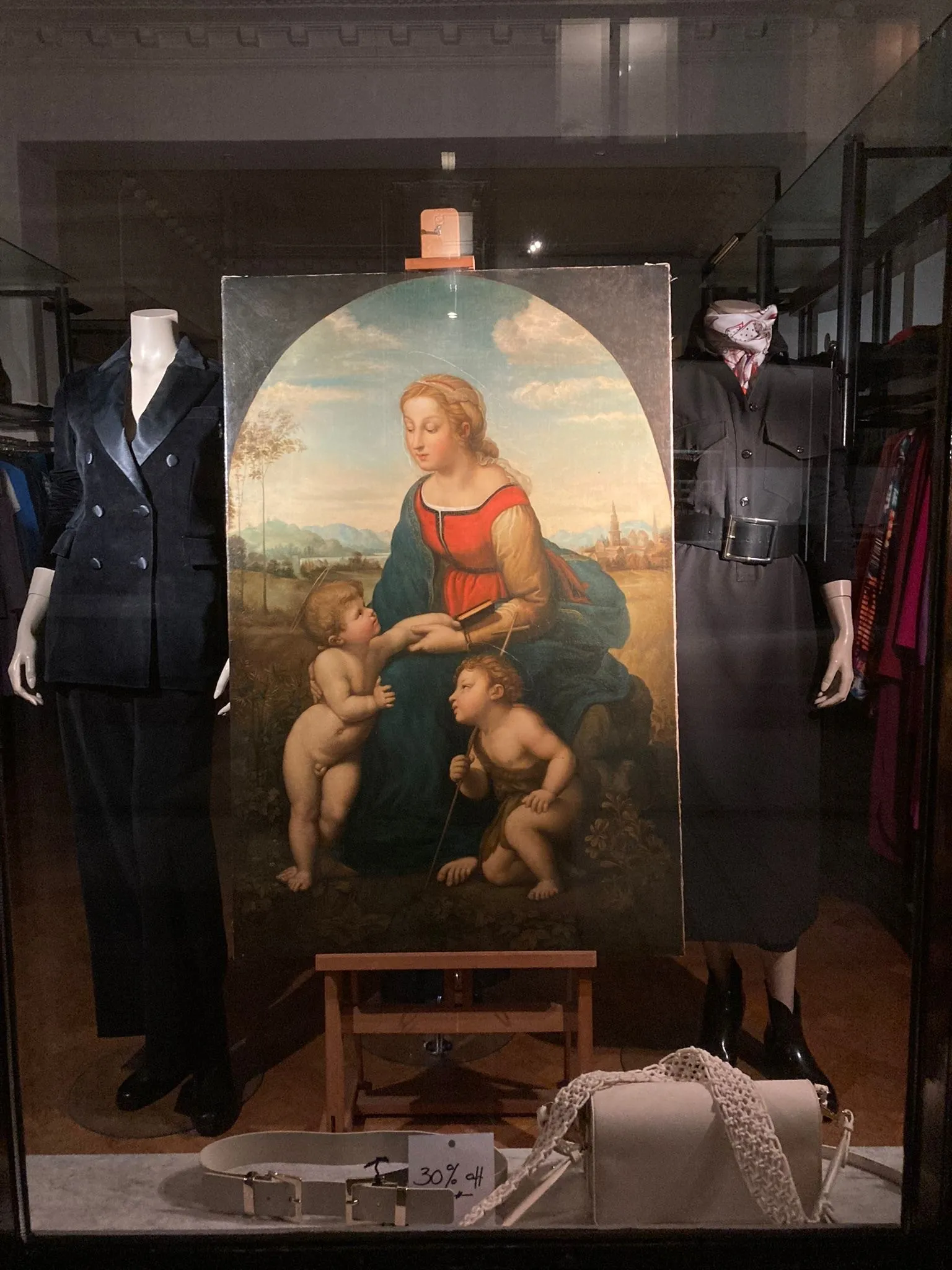 collectiestukken van museum w in weerter etalages