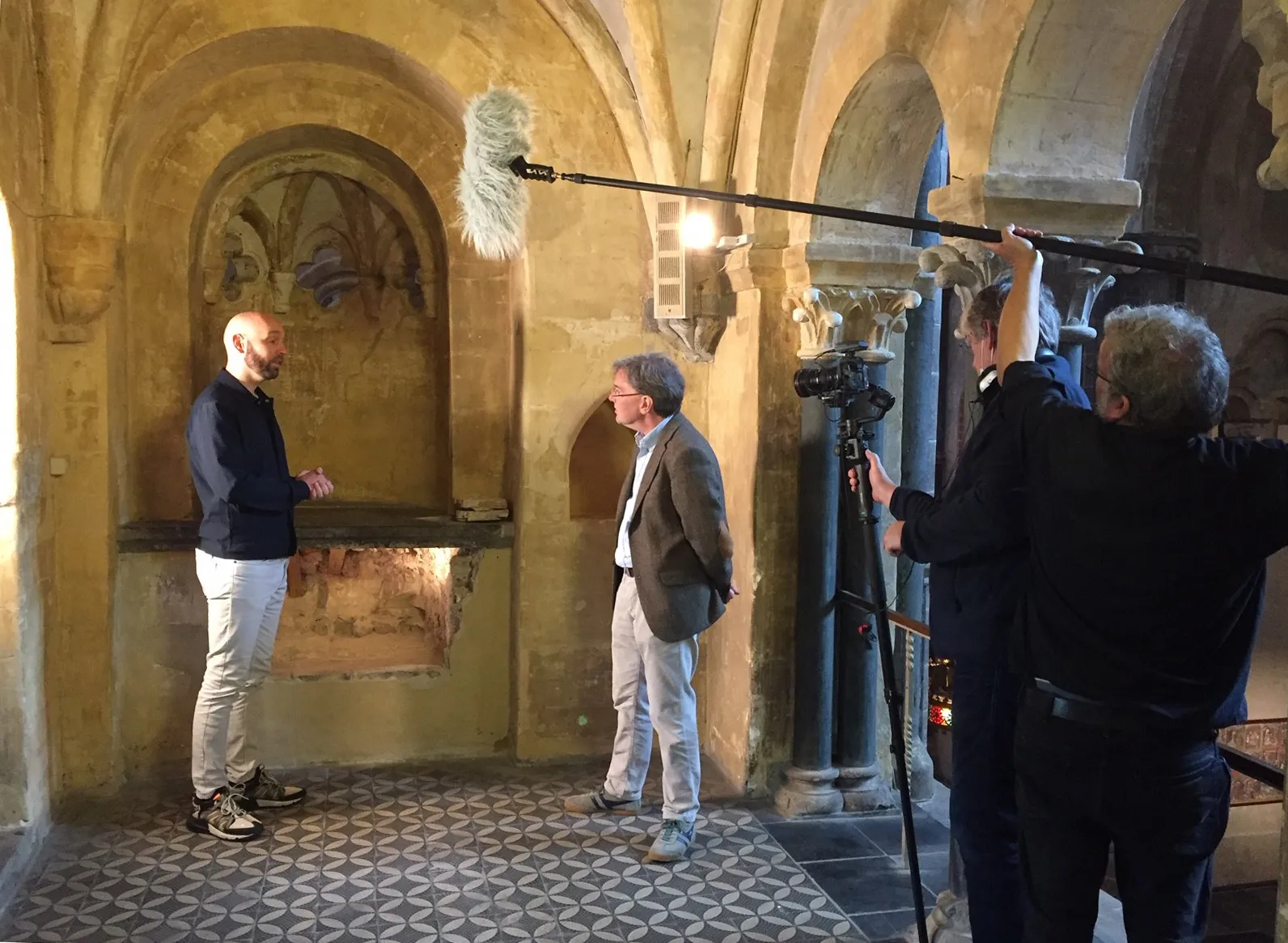 een van de gastsprekers erik caris die luuk heezen ontmoet tijdens zijn zoektocht naar de verhalen in 800 jaar munsterkerk cuypershuis roermond