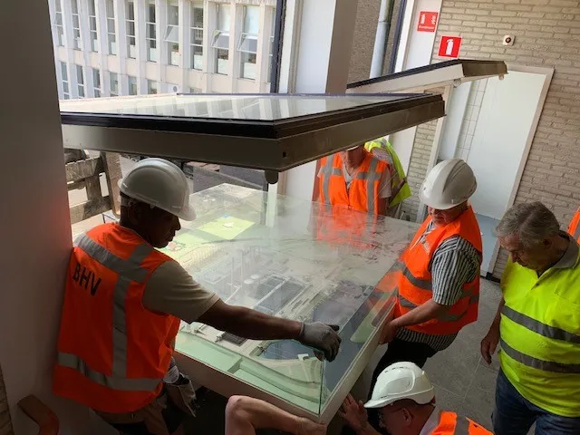 foto bij persbericht maquette verhuizing plem maquette door kantelraam juni 2021 002